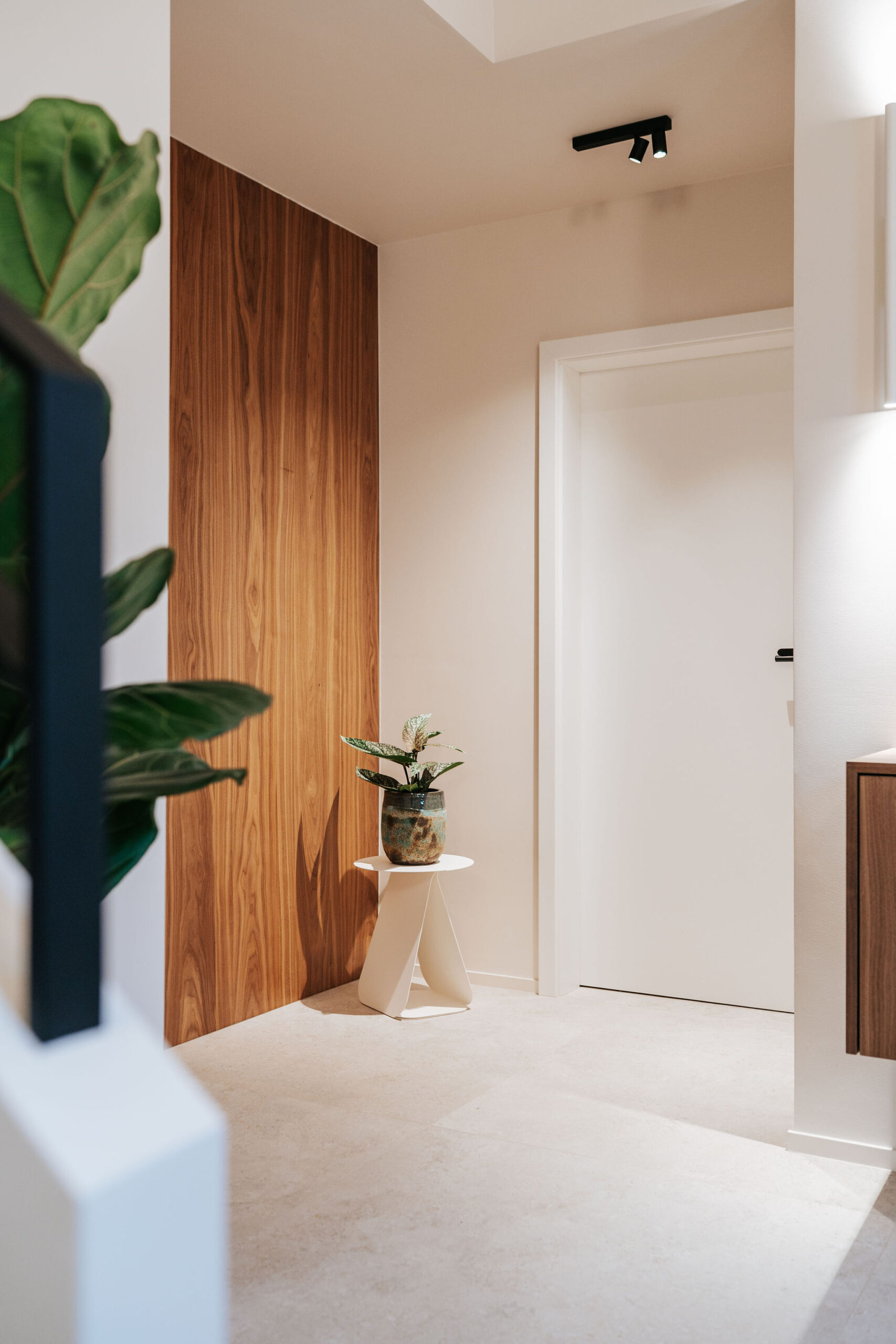 Hall contemporain avec mobilier sur mesure en noyer