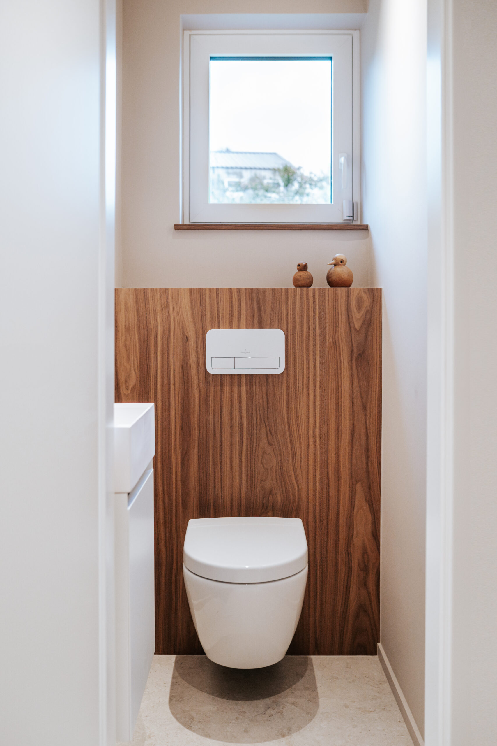 WC contemporain avec mobilier sur mesure en noyer