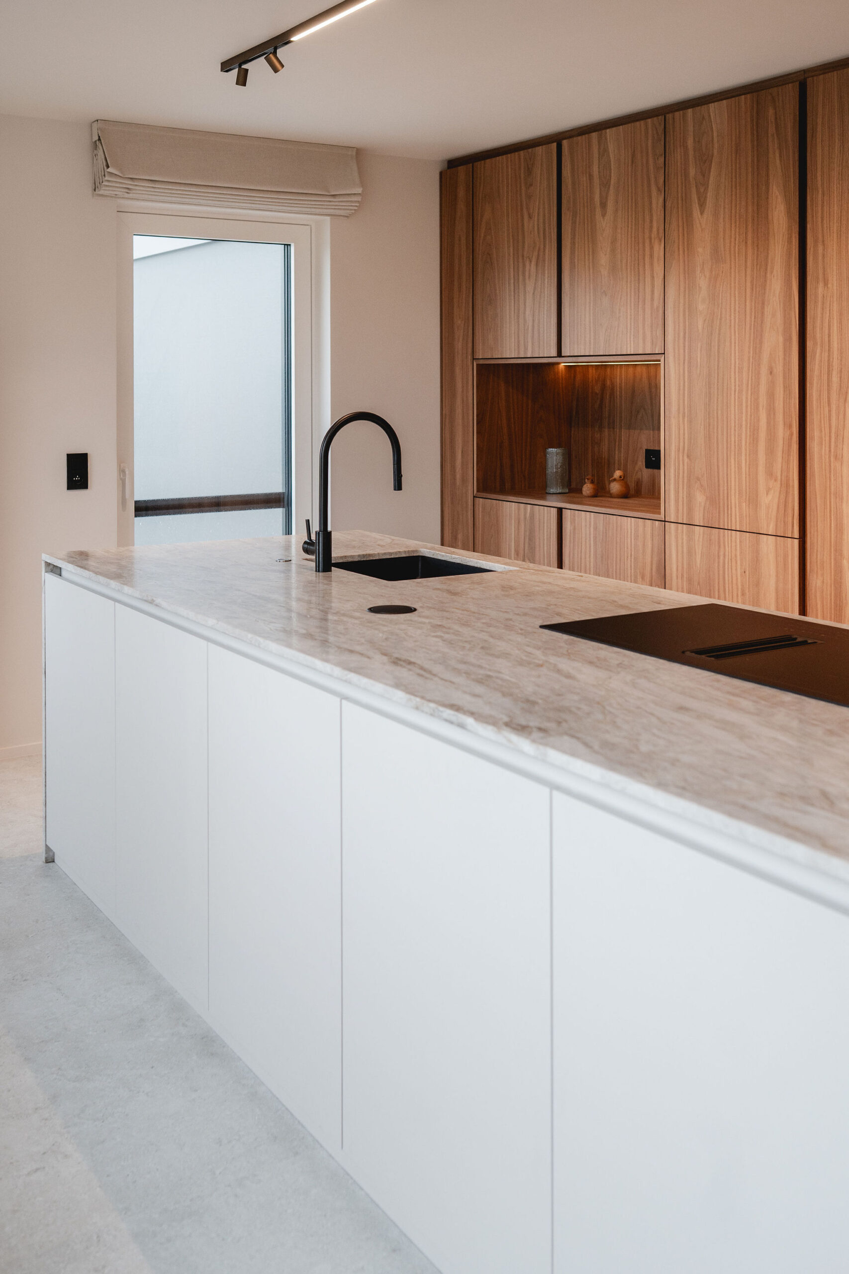 Cuisine contemporaine avec mobilier sur mesure en noyer
