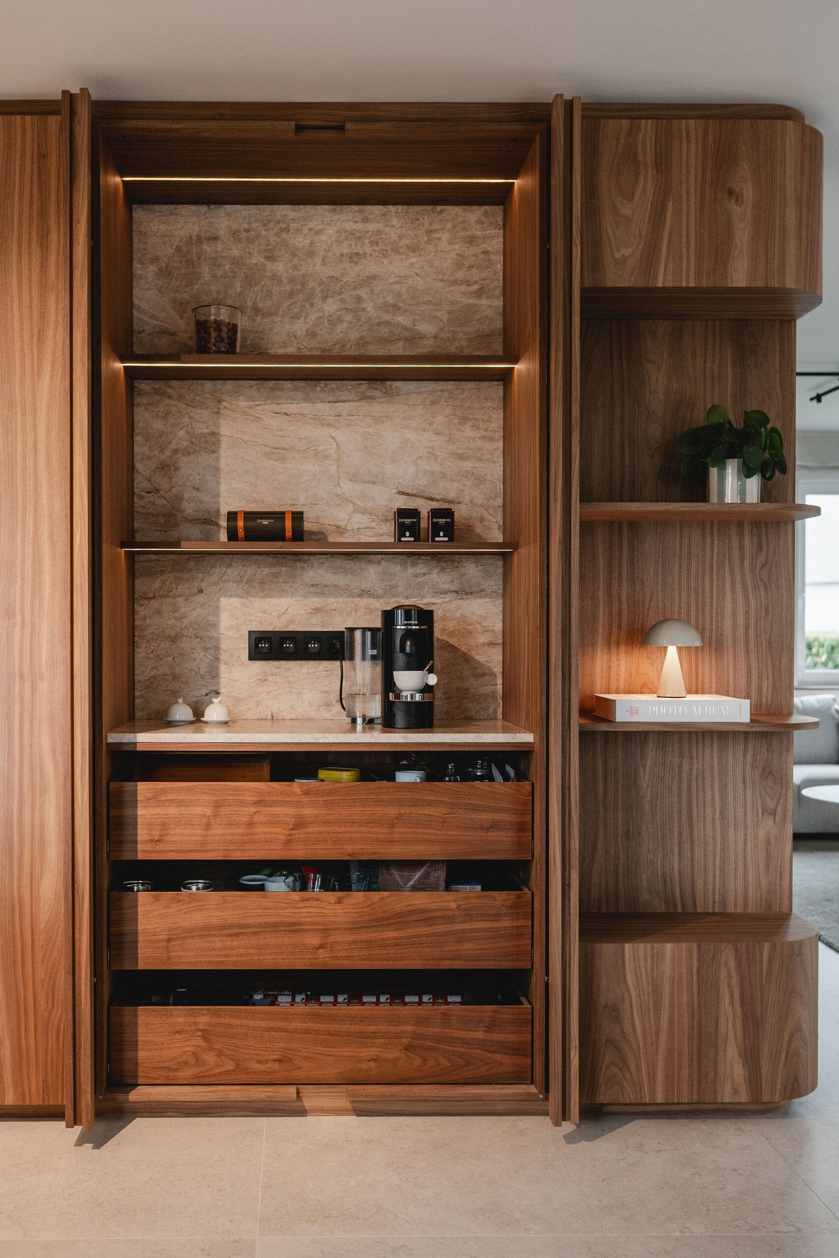 Cuisine contemporaine avec mobilier sur mesure en noyer