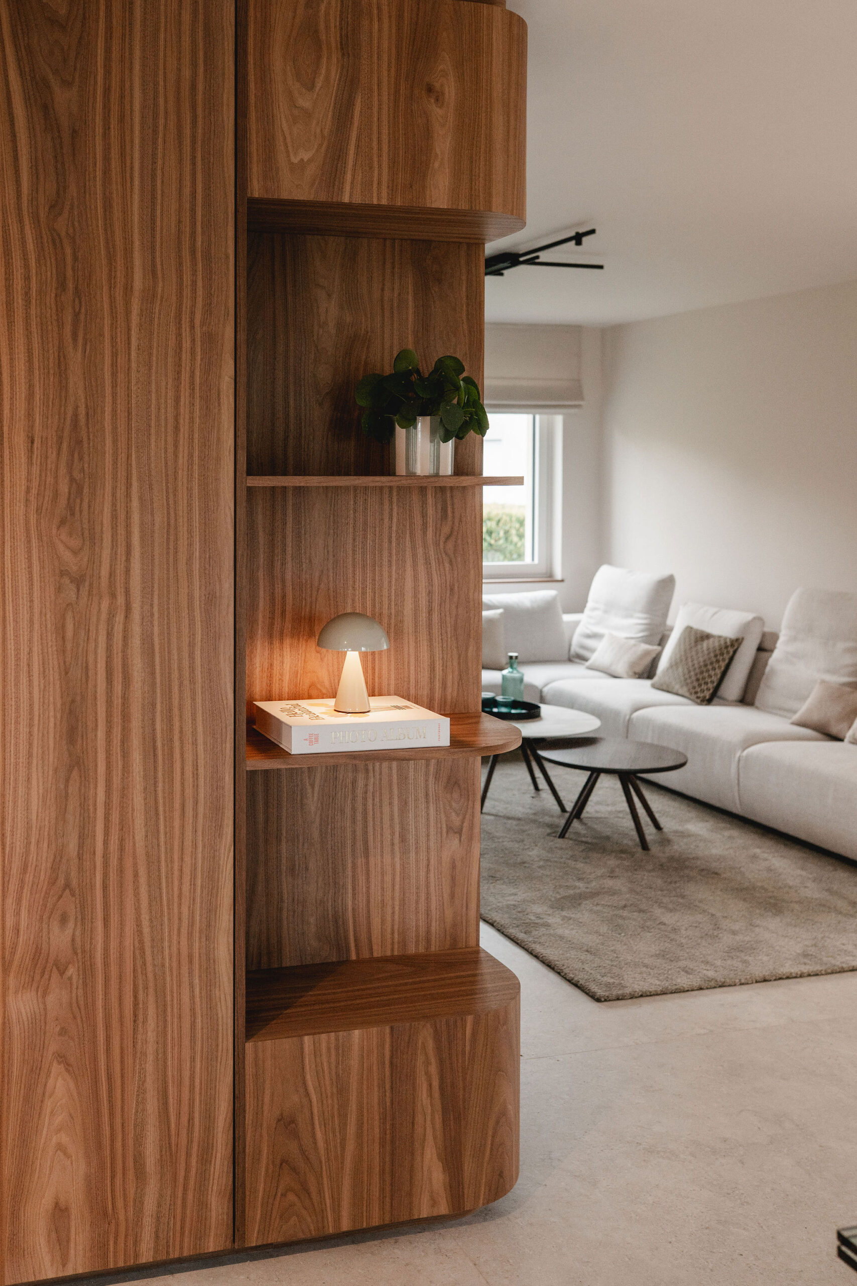 Cuisine contemporaine avec mobilier sur mesure en noyer