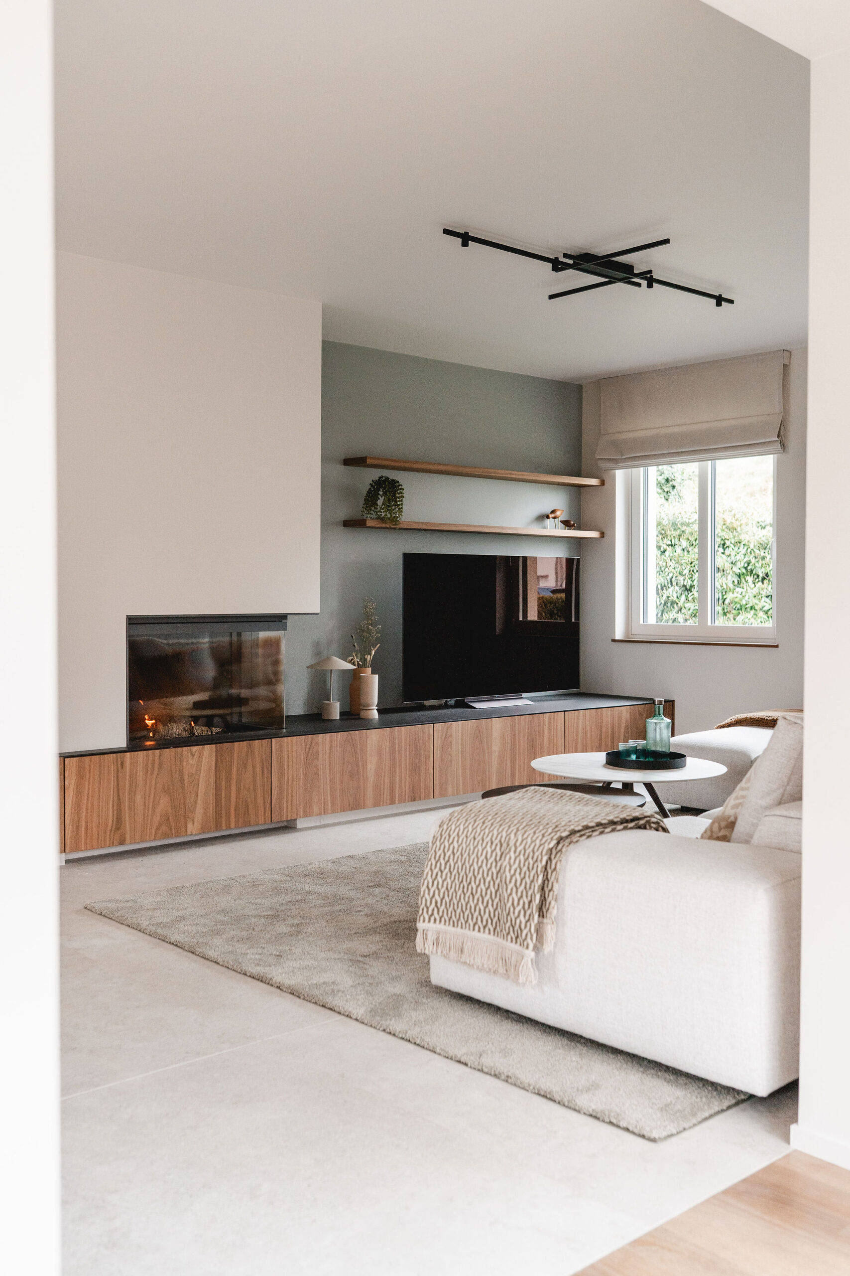 salon contemporain avec mobilier sur mesure en noyer