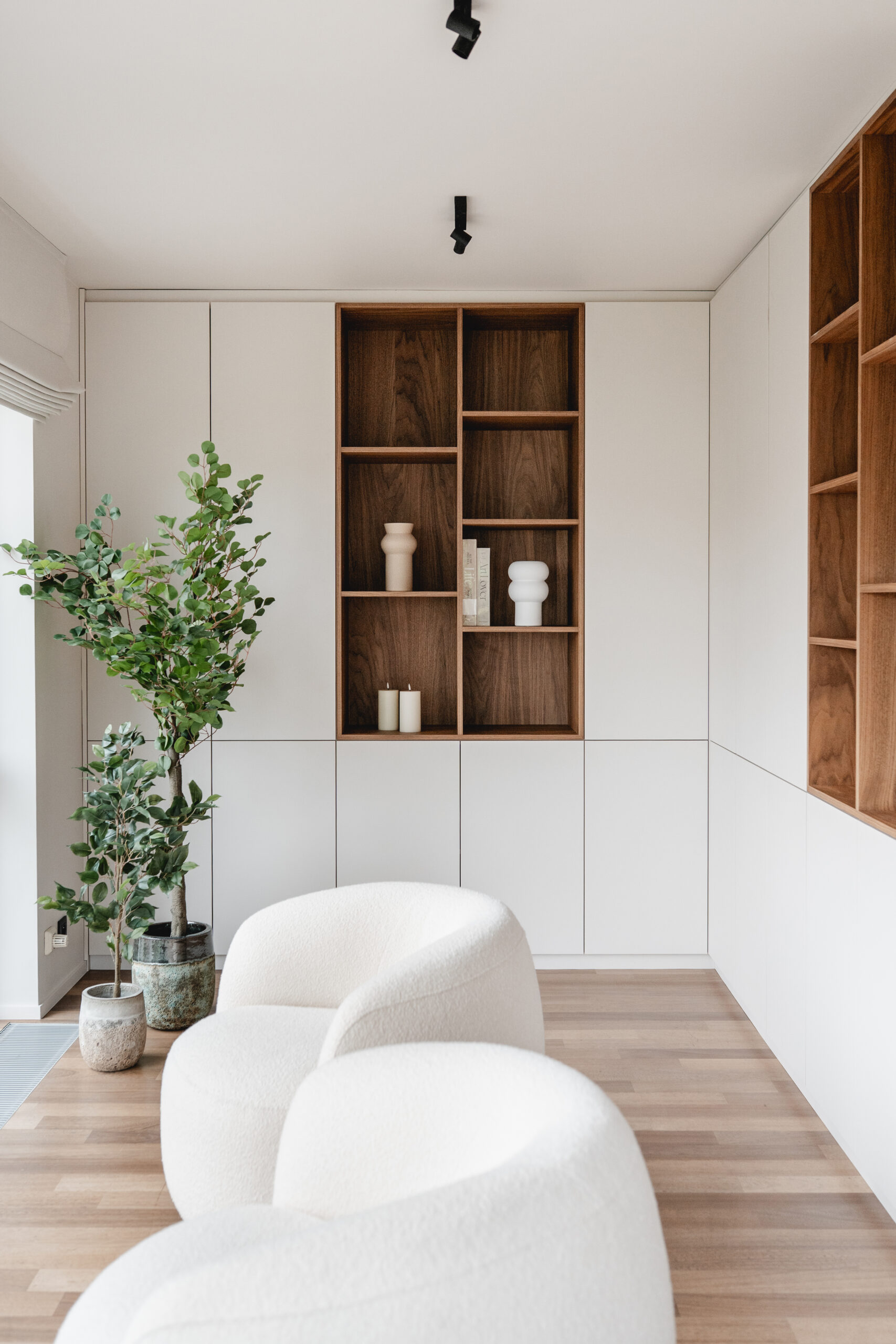 Bibliothèque contemporaine avec mobilier sur mesure en noyer