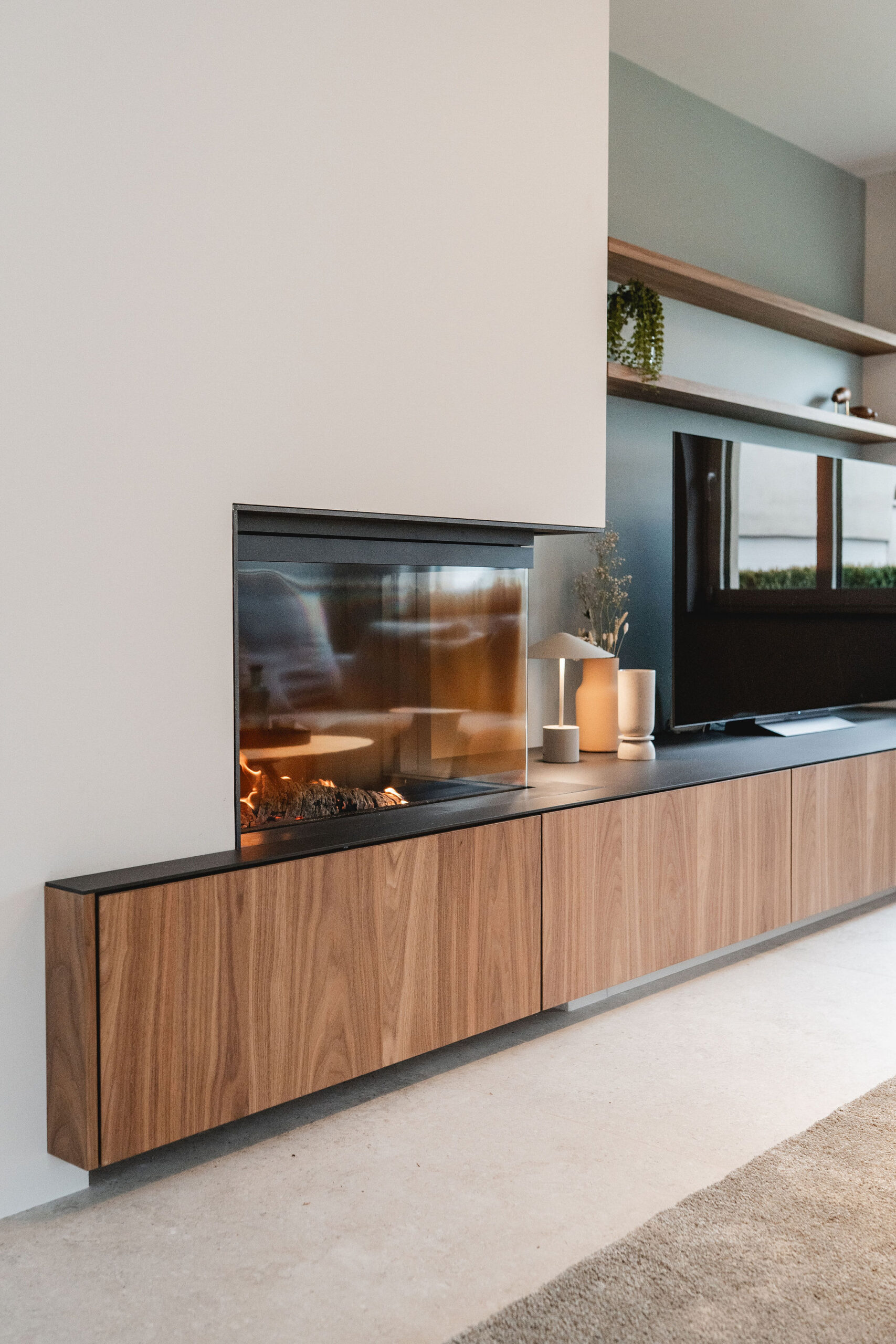 salon contemporain avec mobilier sur mesure en noyer