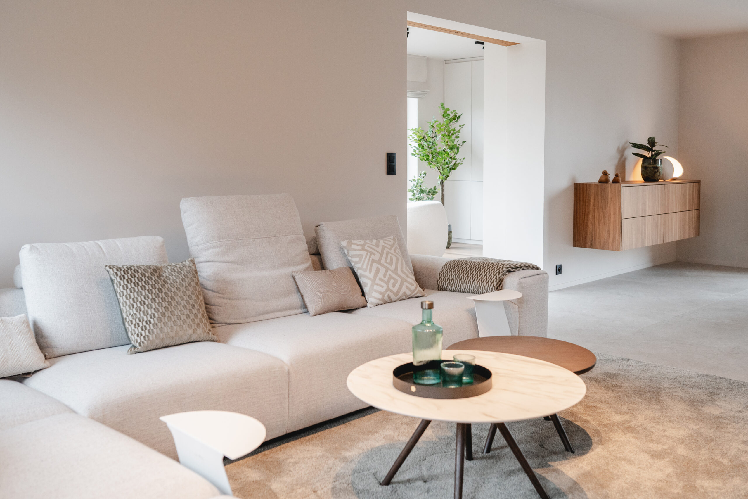 Salon contemporain avec mobilier sur mesure en noyer
