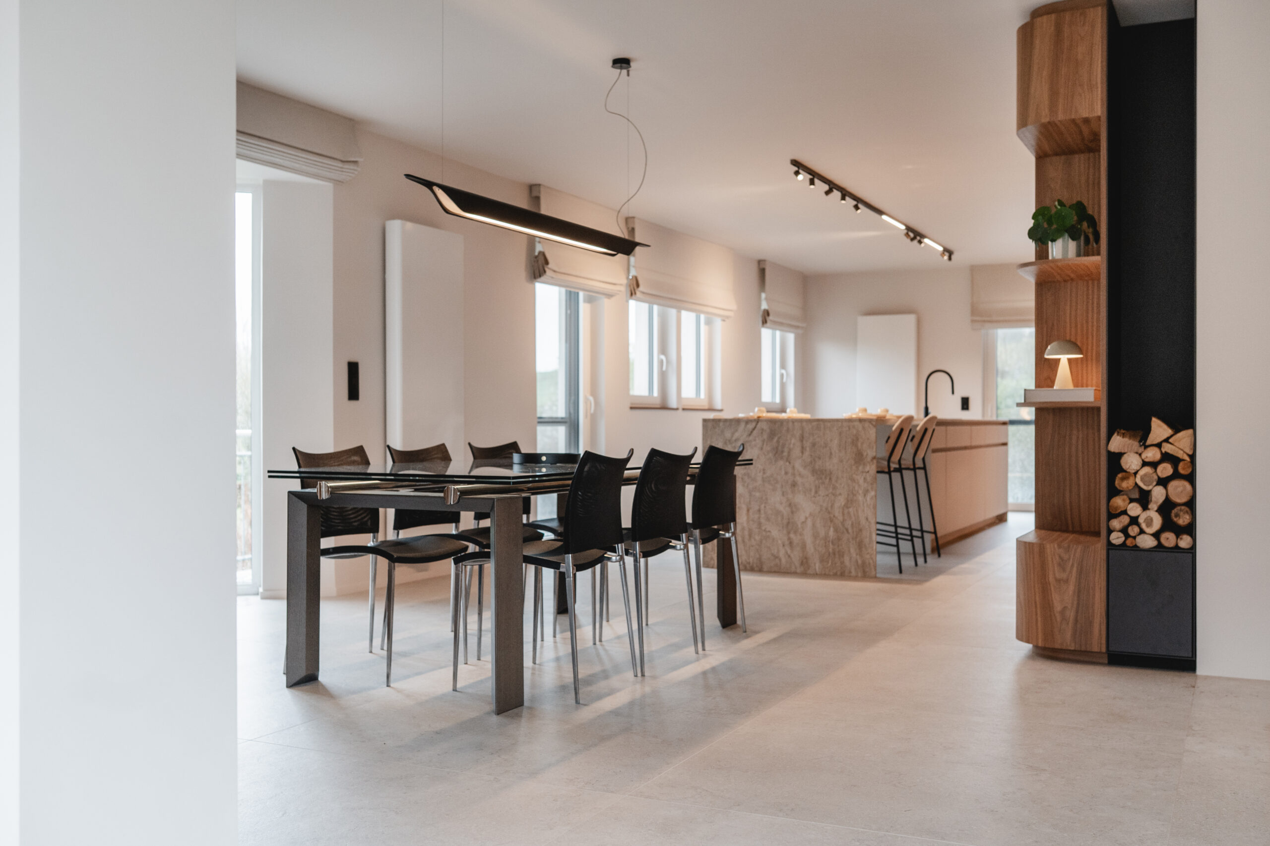Cuisine contemporaine avec mobilier sur mesure en noyer