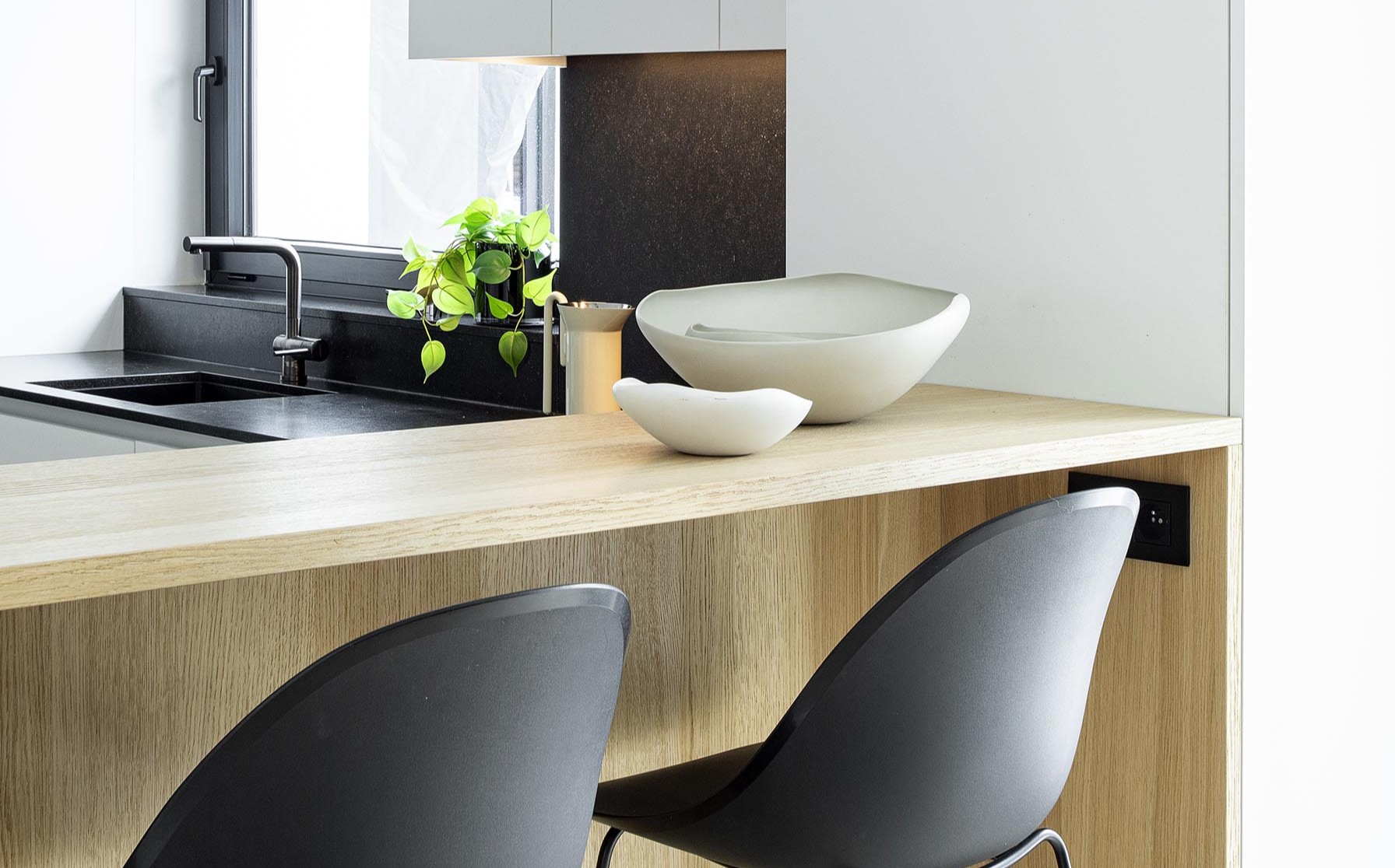 Cuisine contemporaine ouverte dans une maison ancienne rénovée, avec volumes décloisonnés, lumière naturelle et aménagement sur mesure dans une ambiance chaleureuse et haut de gamme