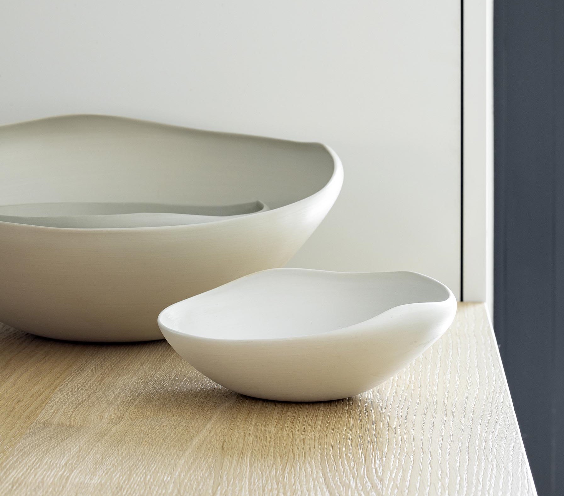 Cuisine contemporaine ouverte dans une maison ancienne rénovée, avec volumes décloisonnés, lumière naturelle et aménagement sur mesure dans une ambiance chaleureuse et haut de gamme