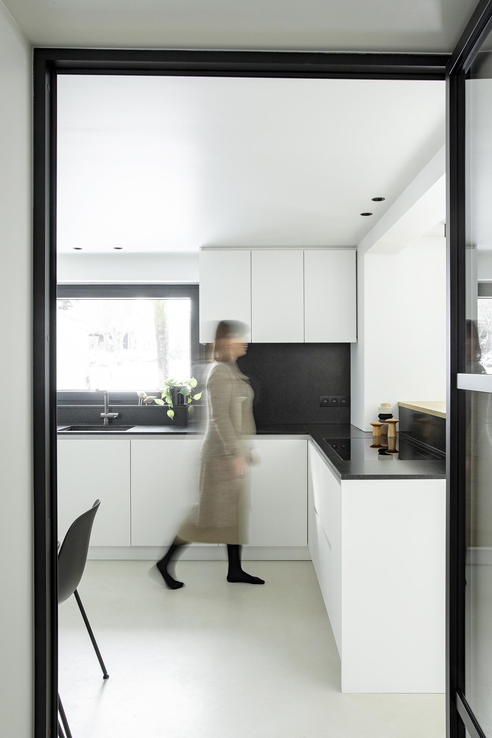 Cuisine contemporaine ouverte dans une maison ancienne rénovée, avec volumes décloisonnés, lumière naturelle et aménagement sur mesure dans une ambiance chaleureuse et haut de gamme
