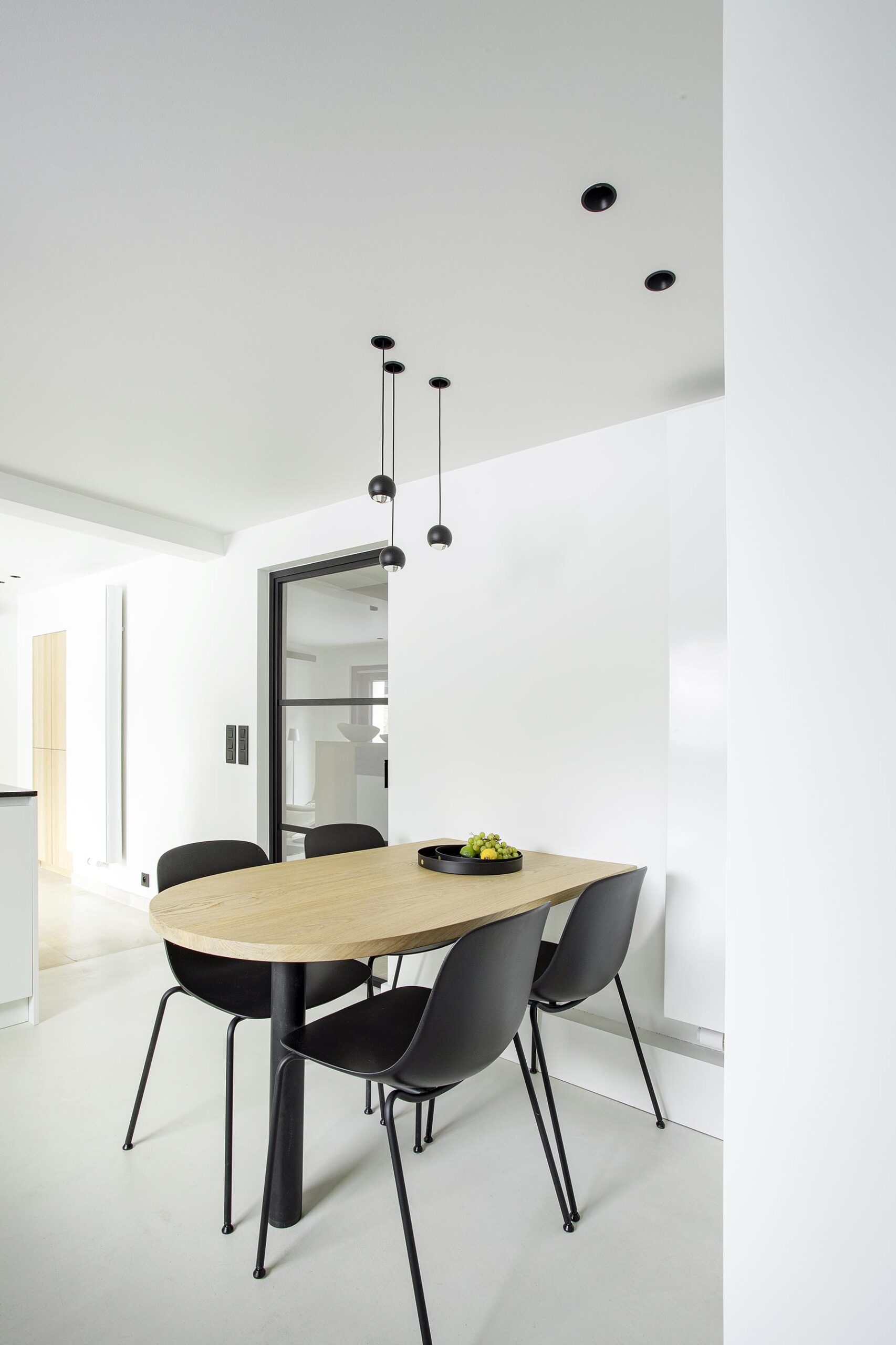 Cuisine contemporaine ouverte dans une maison ancienne rénovée, avec volumes décloisonnés, lumière naturelle et aménagement sur mesure dans une ambiance chaleureuse et haut de gamme