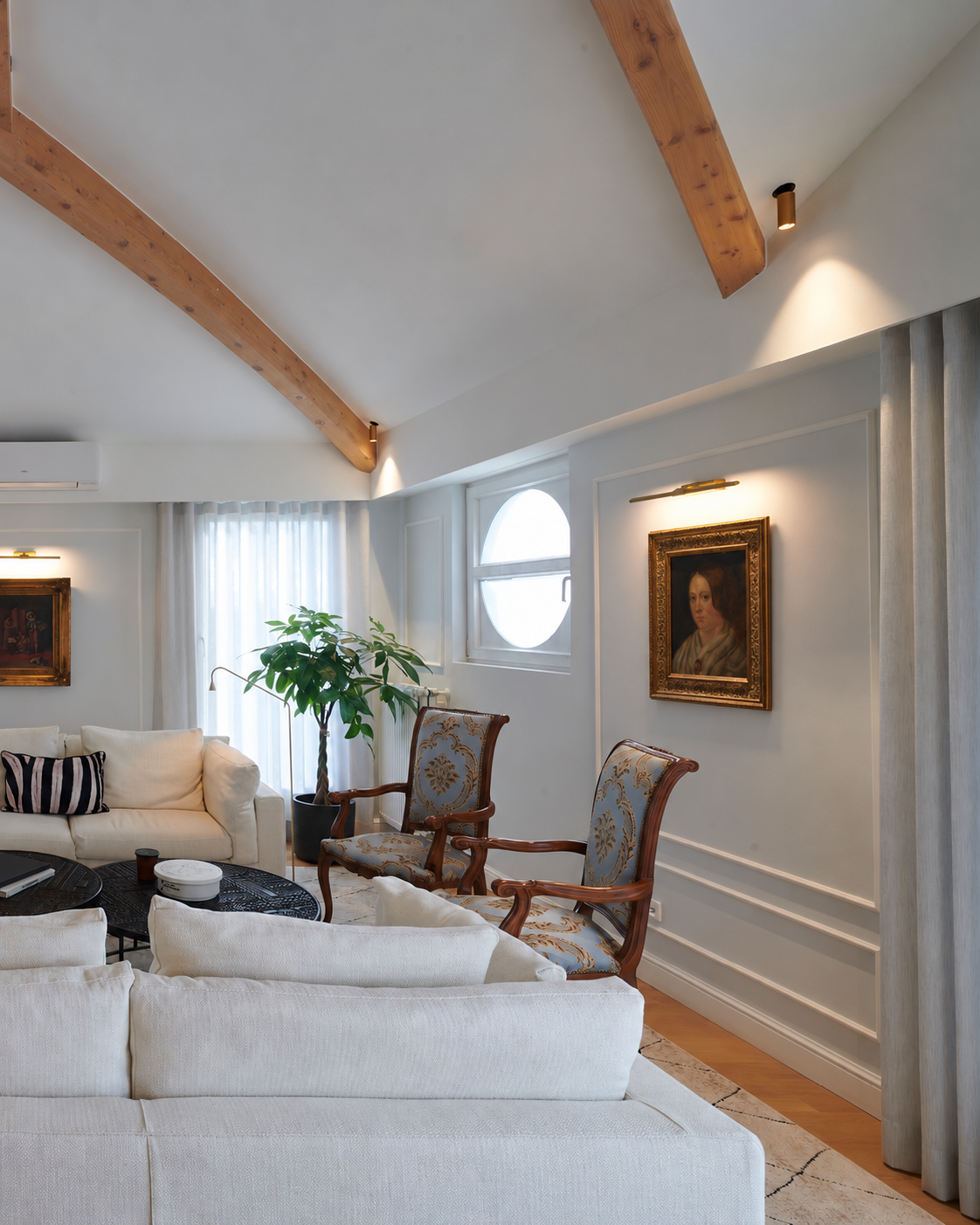 salon poutres apparentes moulures, melange ancien contemporain