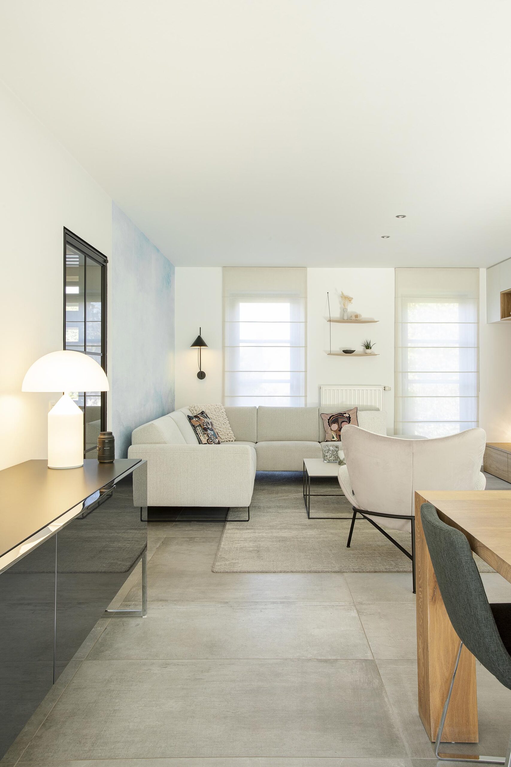 Séjour contemporain avec meuble sur mesure intégrant le foyer et la télévision, chêne clair et accents noirs, dans une ambiance chaleureuse et raffinée