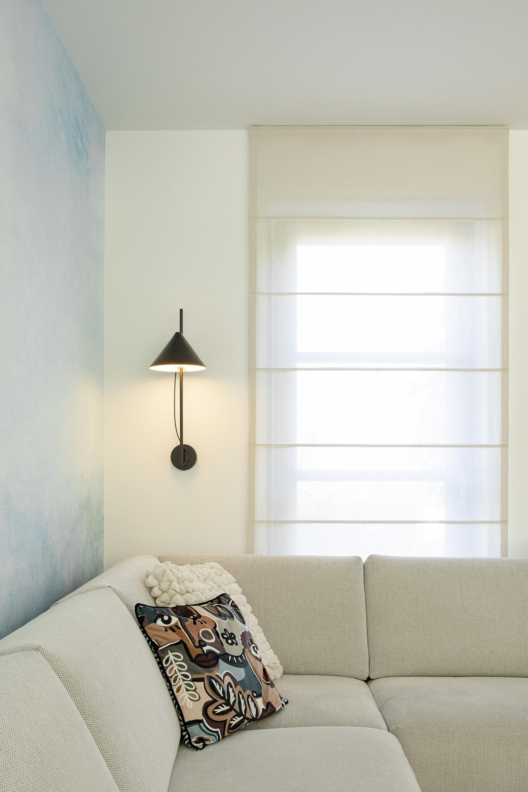 Séjour contemporain avec meuble sur mesure intégrant le foyer et la télévision, chêne clair et accents noirs, dans une ambiance chaleureuse et raffinée