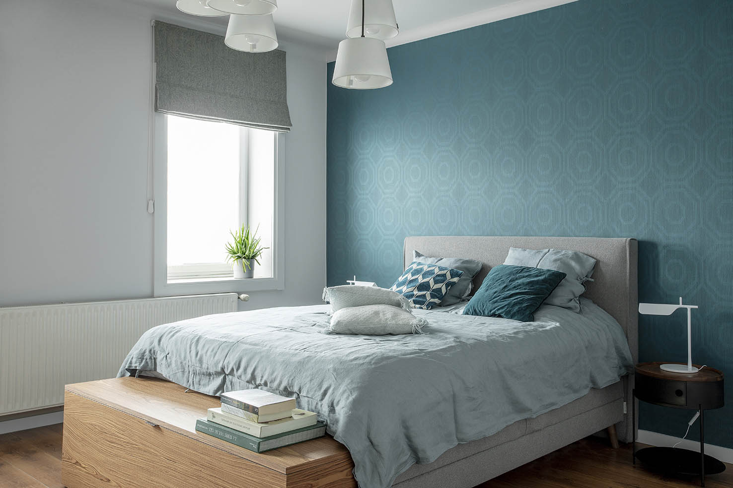 Chambre contemporaine lit double bleue et bois