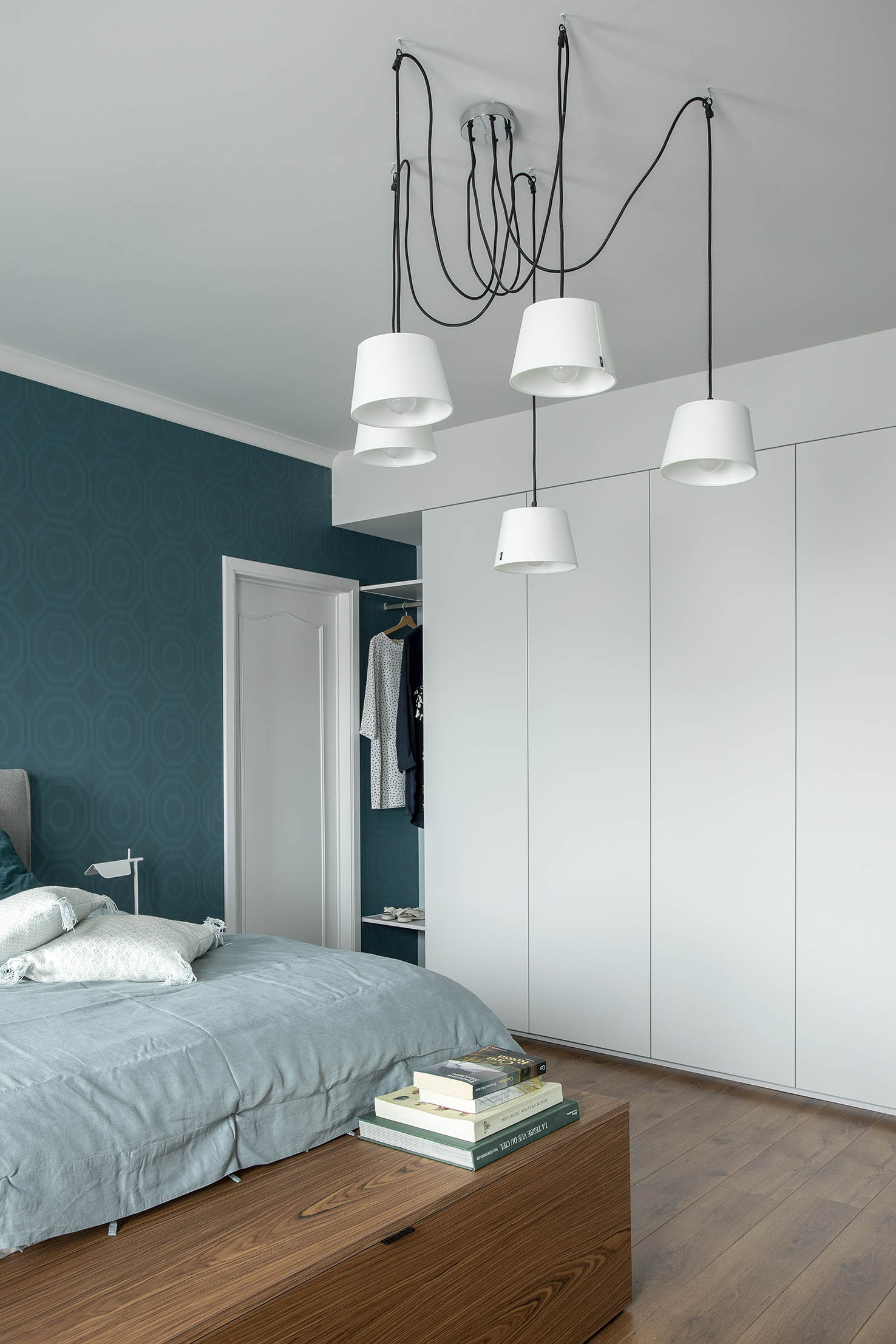 dressing sur mesure suspension contemporaine chambre bleue et bois