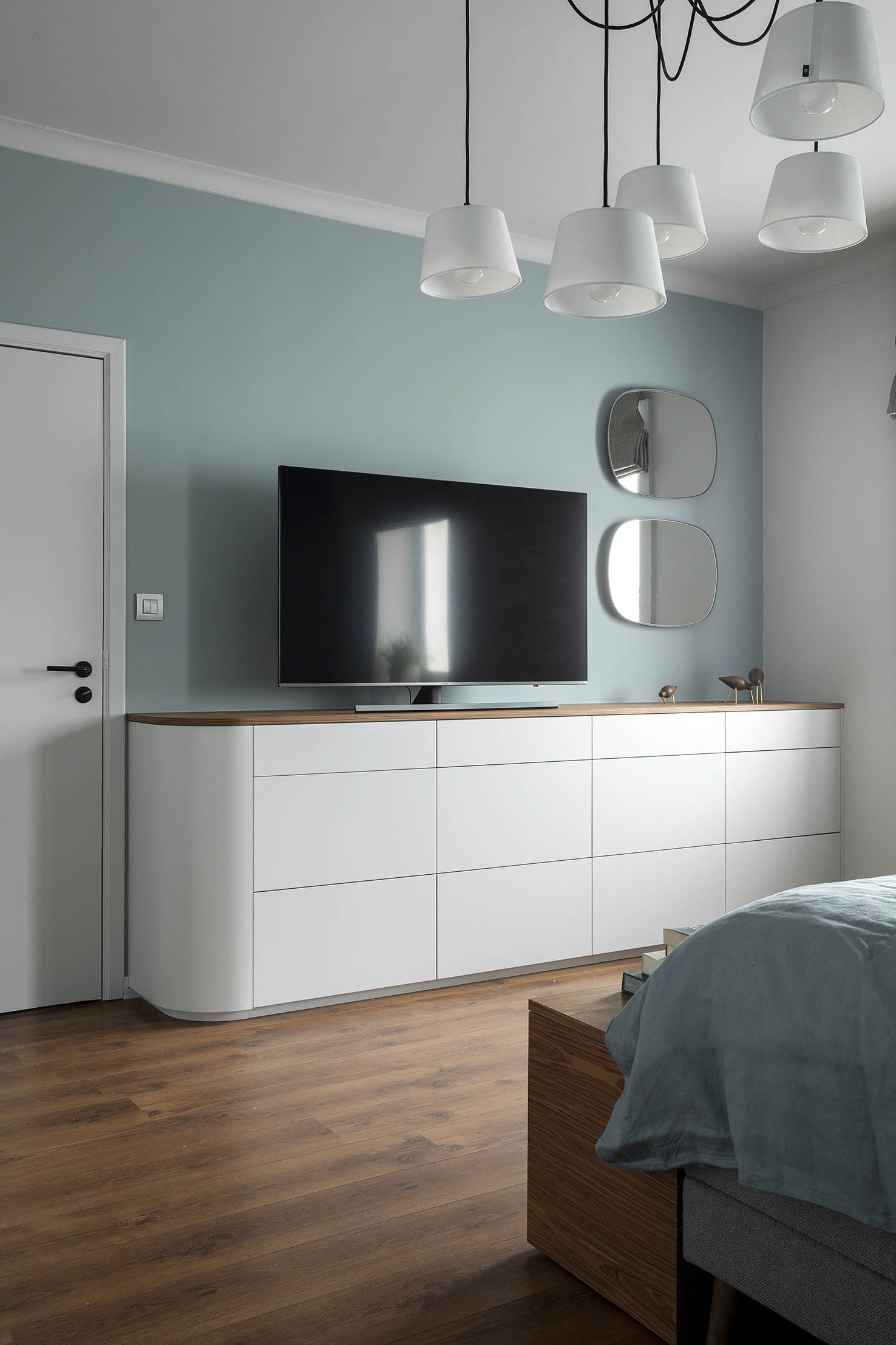 chambre, meuble console tiroirs, TV, bleu bois, suspension contemporaine