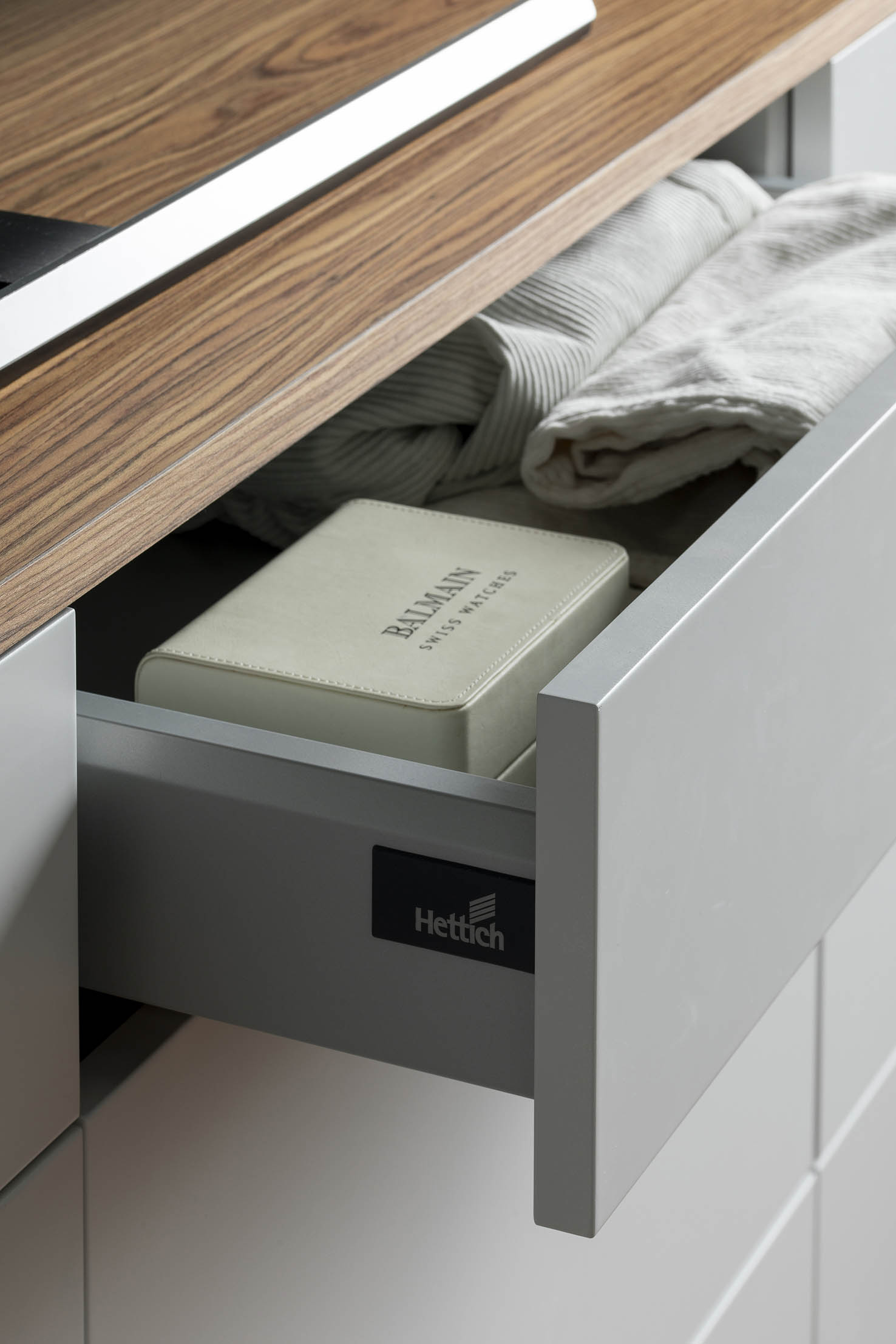 tiroir sur mesure gris et bois chambre