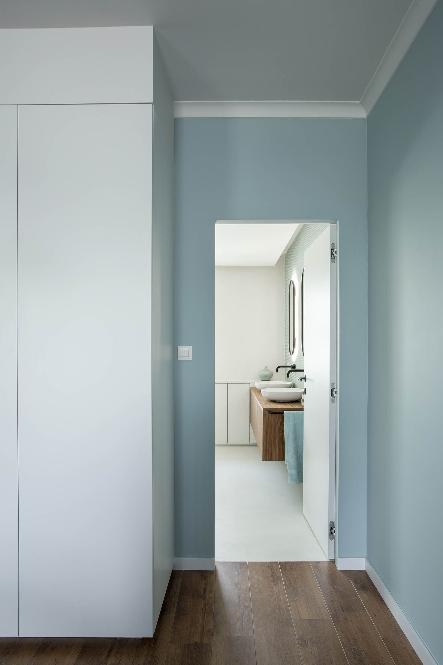 Salle de bains contemporaine avec meuble double vasque en bois, mosaïque bleu-vert et miroirs arrondis rétroéclairés, projet d’architecture d’intérieur à Arlon