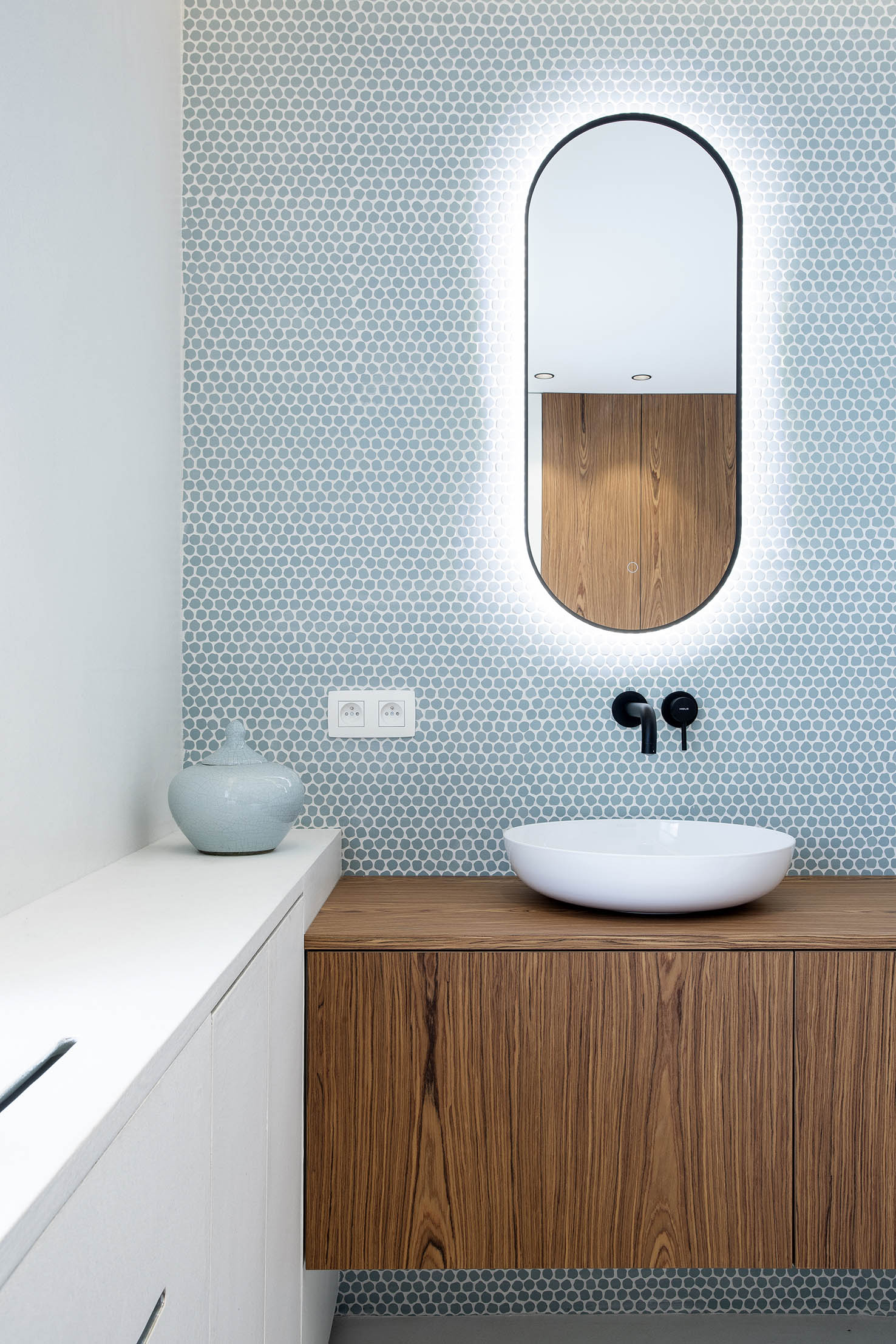 Salle de bains contemporaine avec meuble double vasque en bois, mosaïque bleu-vert et miroirs arrondis rétroéclairés, projet d’architecture d’intérieur à Arlon