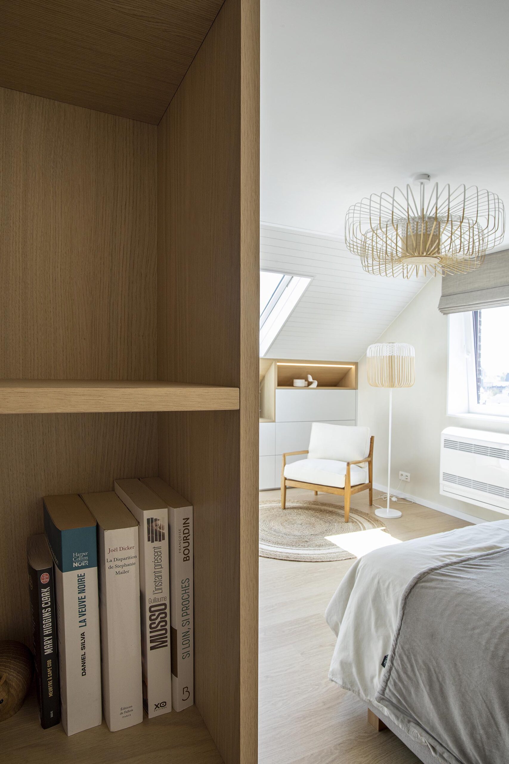 Chambre parentale contemporaine aux tons doux, avec murs à texture minérale, mobilier sur mesure en chêne clair et laque blanche, dans une atmosphère chaleureuse et apaisante