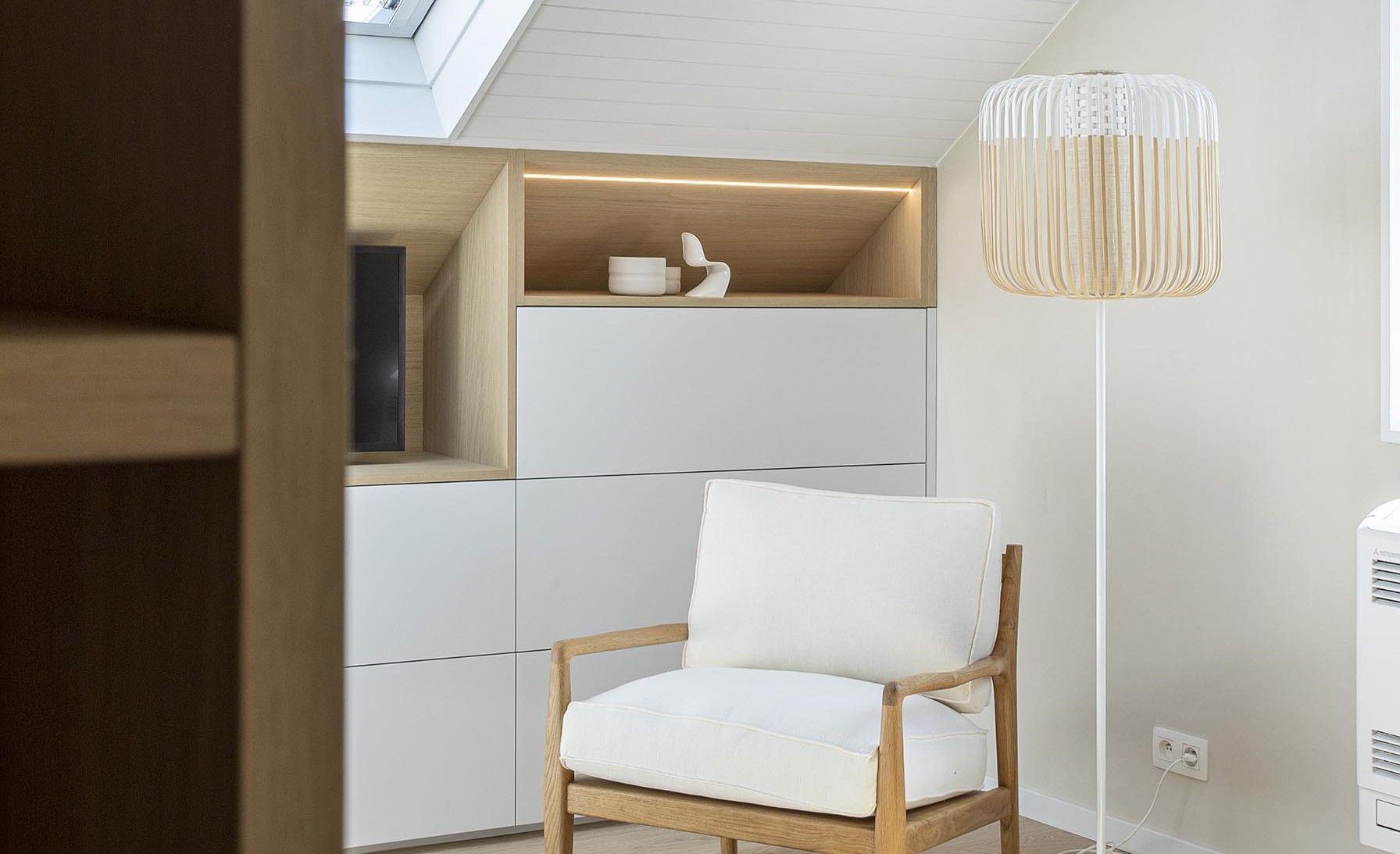 Chambre parentale contemporaine aux tons doux, avec murs à texture minérale, mobilier sur mesure en chêne clair et laque blanche, dans une atmosphère chaleureuse et apaisante