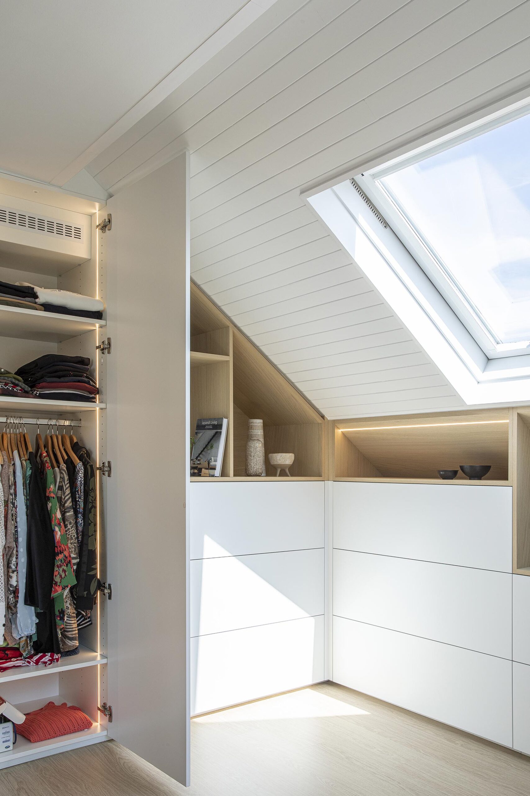 Chambre parentale contemporaine aux tons doux, avec murs à texture minérale, mobilier sur mesure en chêne clair et laque blanche, dans une atmosphère chaleureuse et apaisante