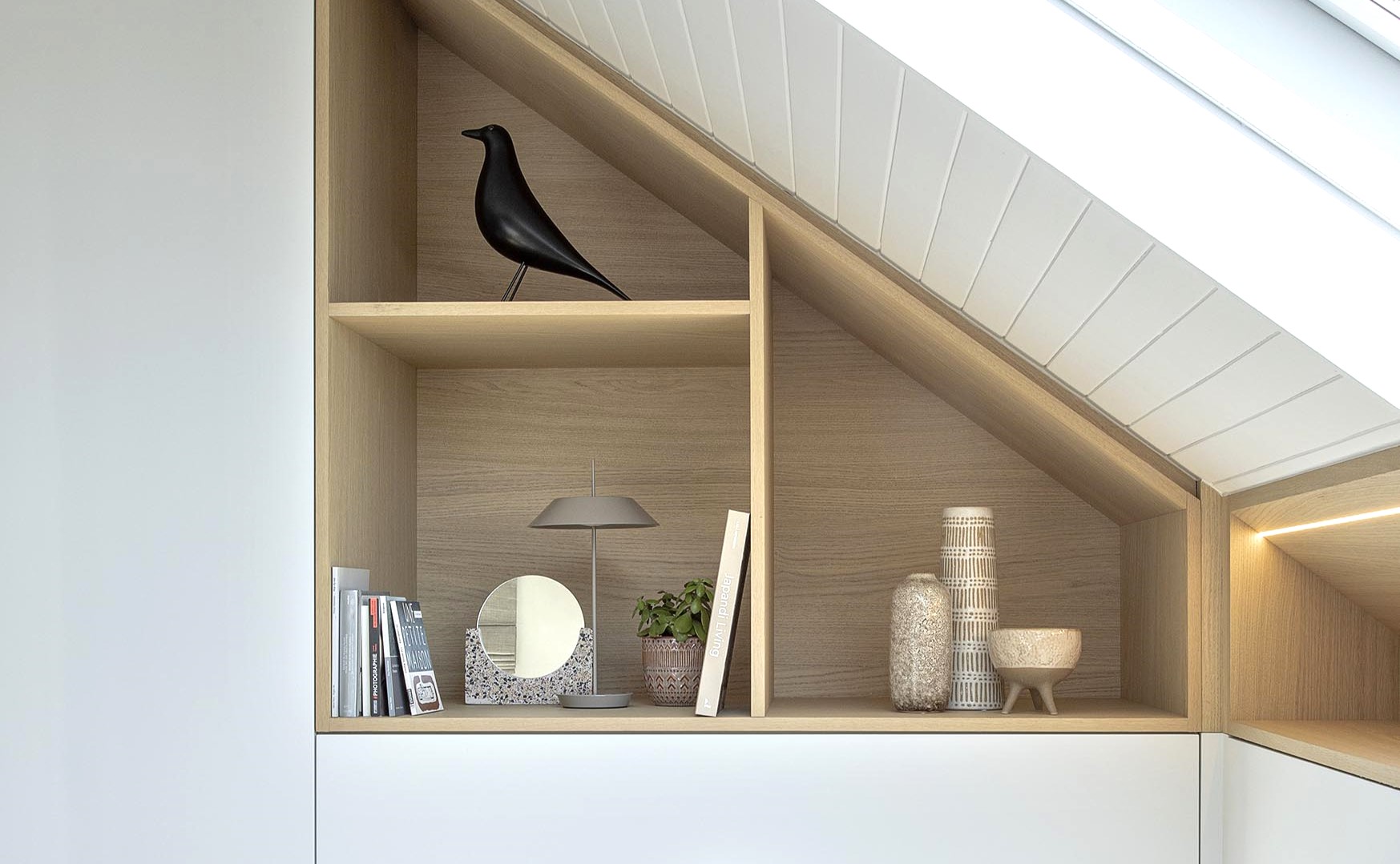 Chambre parentale contemporaine aux tons doux, avec murs à texture minérale, mobilier sur mesure en chêne clair et laque blanche, dans une atmosphère chaleureuse et apaisante