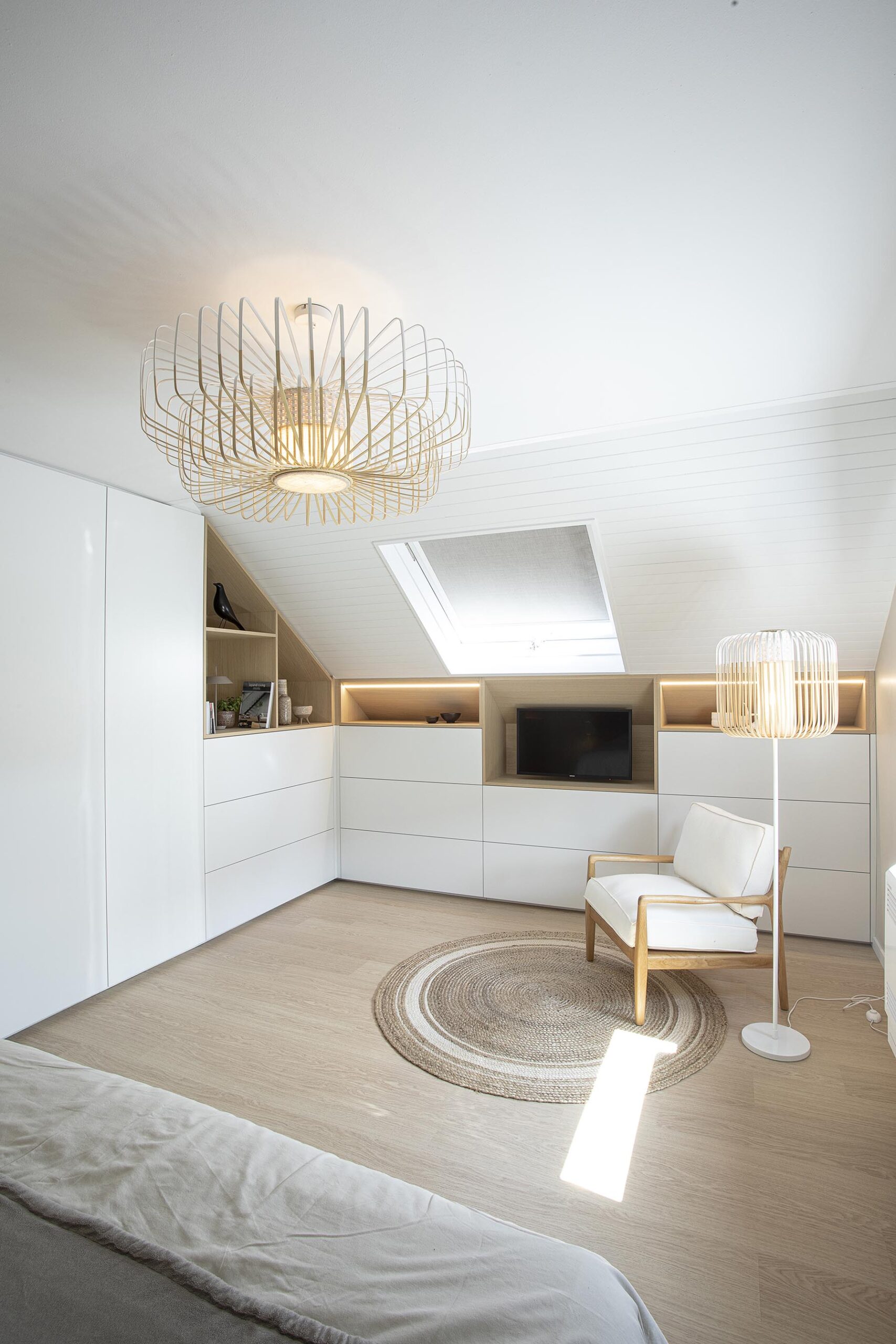 Chambre parentale contemporaine aux tons doux, avec murs à texture minérale, mobilier sur mesure en chêne clair et laque blanche, dans une atmosphère chaleureuse et apaisante