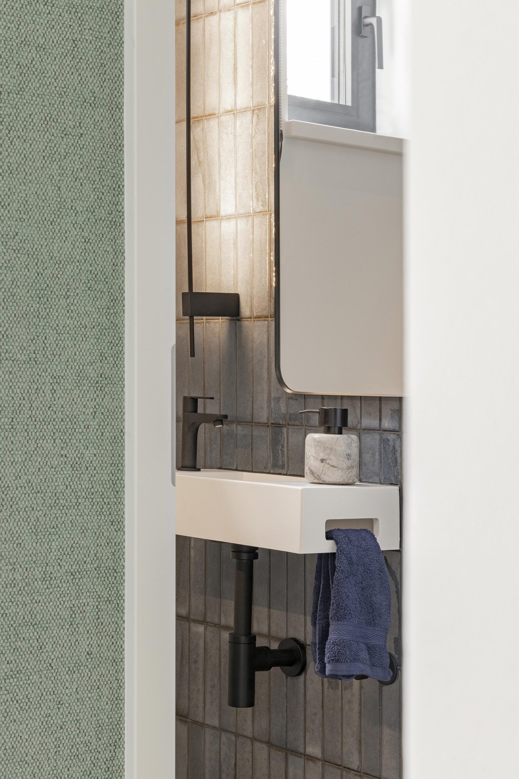 Hall d’entrée contemporain avec papier peint texturé, couleurs enveloppantes et mobilier sur mesure, dans une ambiance élégante, chaleureuse et haut de gamme