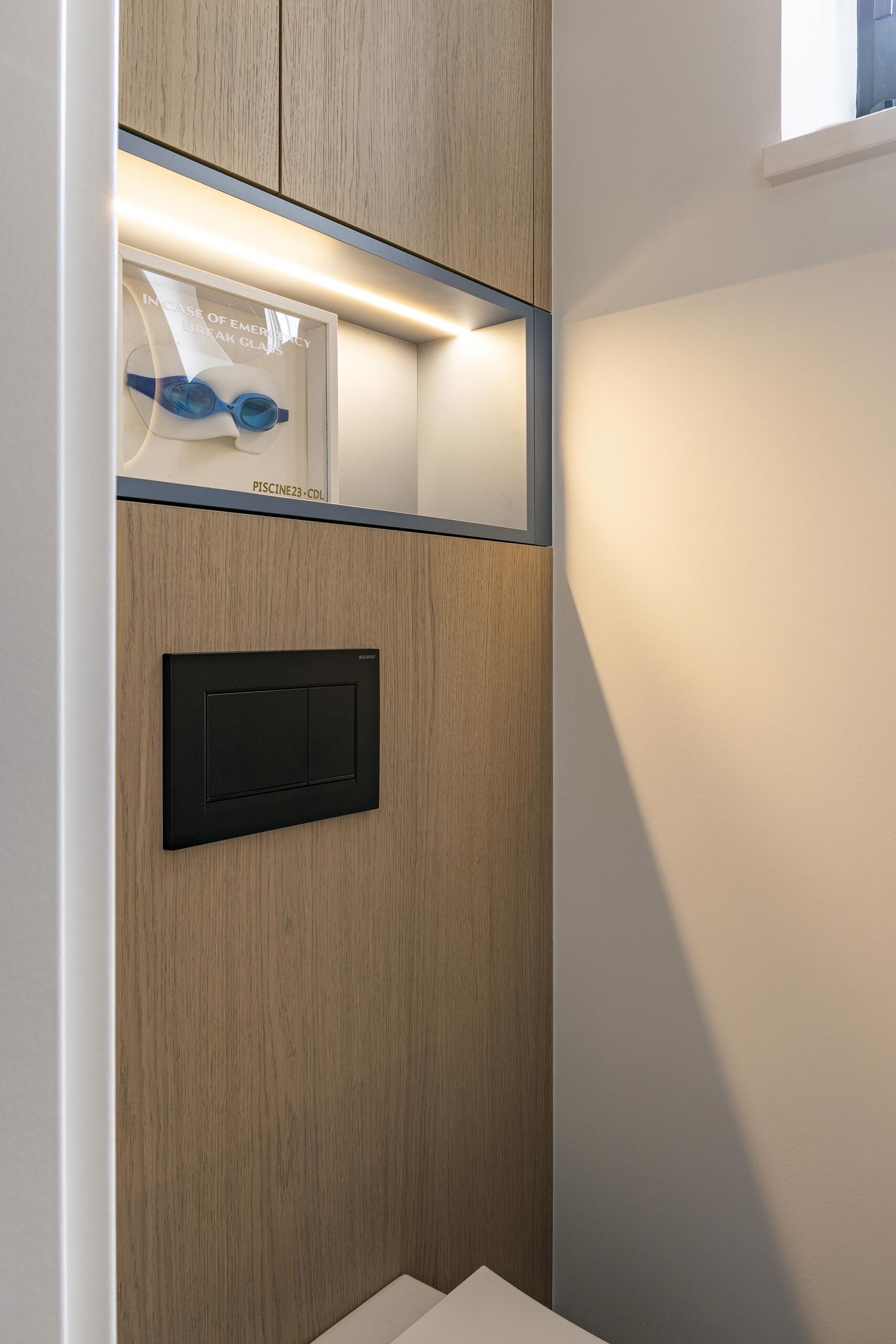Hall d’entrée contemporain avec papier peint texturé, couleurs enveloppantes et mobilier sur mesure, dans une ambiance élégante, chaleureuse et haut de gamme