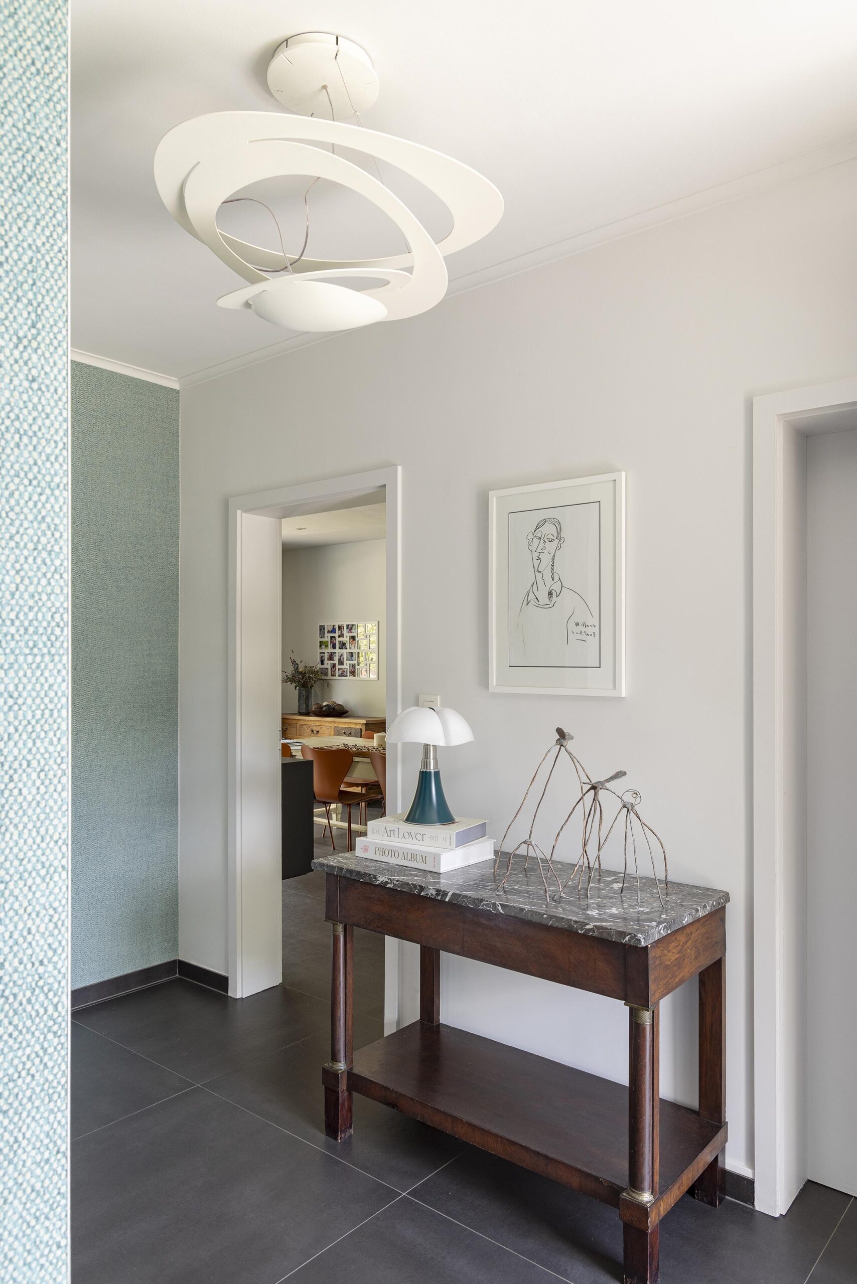 Hall d’entrée contemporain avec papier peint texturé, couleurs enveloppantes et mobilier sur mesure, dans une ambiance élégante, chaleureuse et haut de gamme