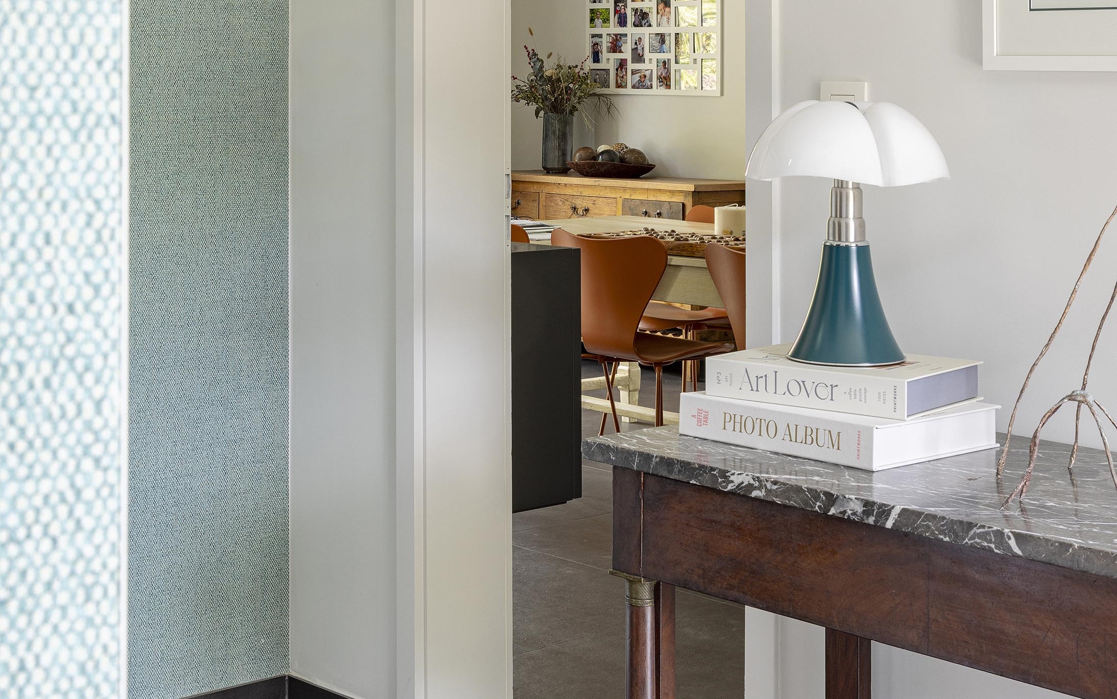 Hall d’entrée contemporain avec papier peint texturé, couleurs enveloppantes et mobilier sur mesure, dans une ambiance élégante, chaleureuse et haut de gamme