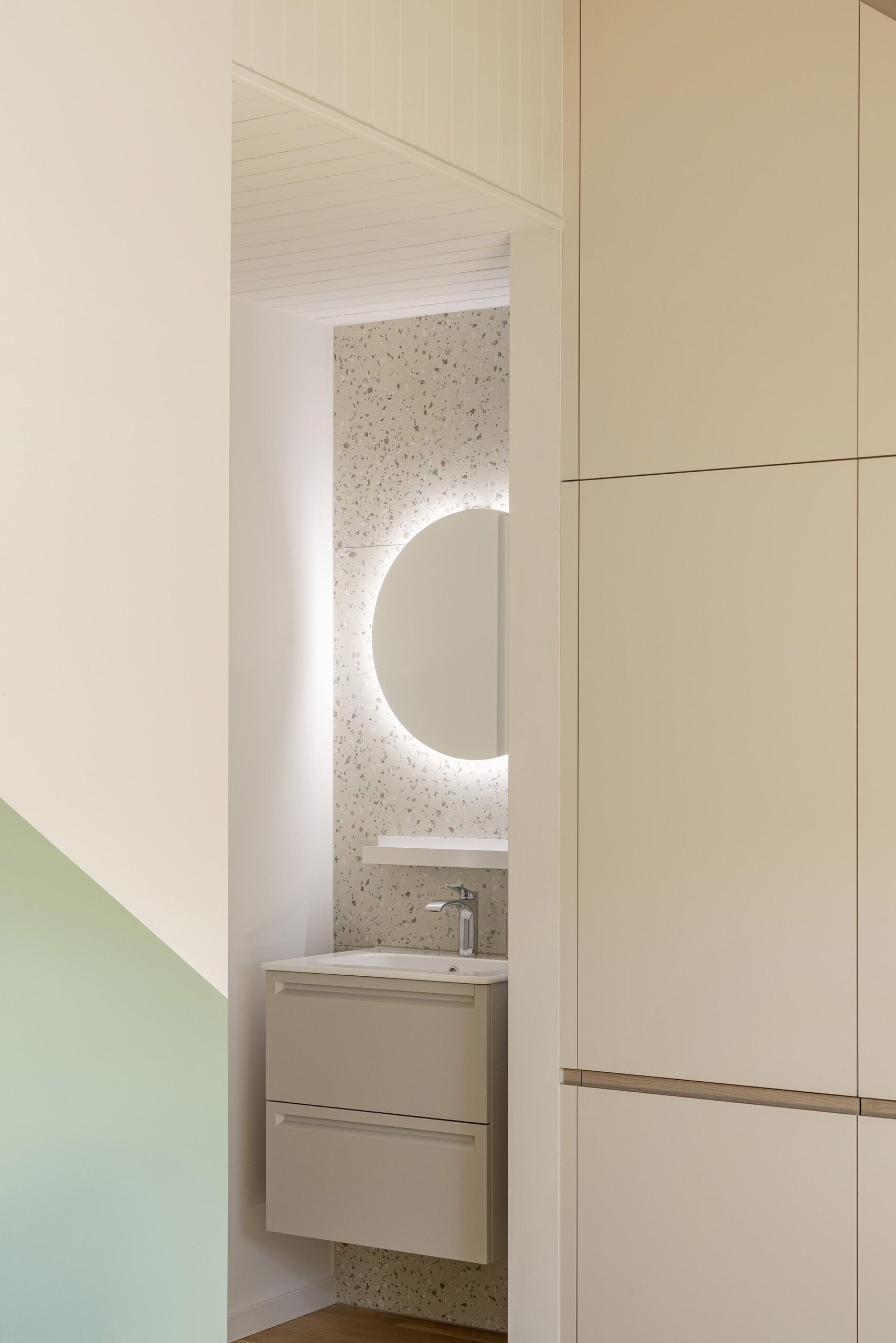 Rénovation intérieure contemporaine d’un hall de nuit, de deux salles de douche et d’une chambre d’enfant, avec volumes optimisés, lumière douce et aménagements fonctionnels haut de gamme