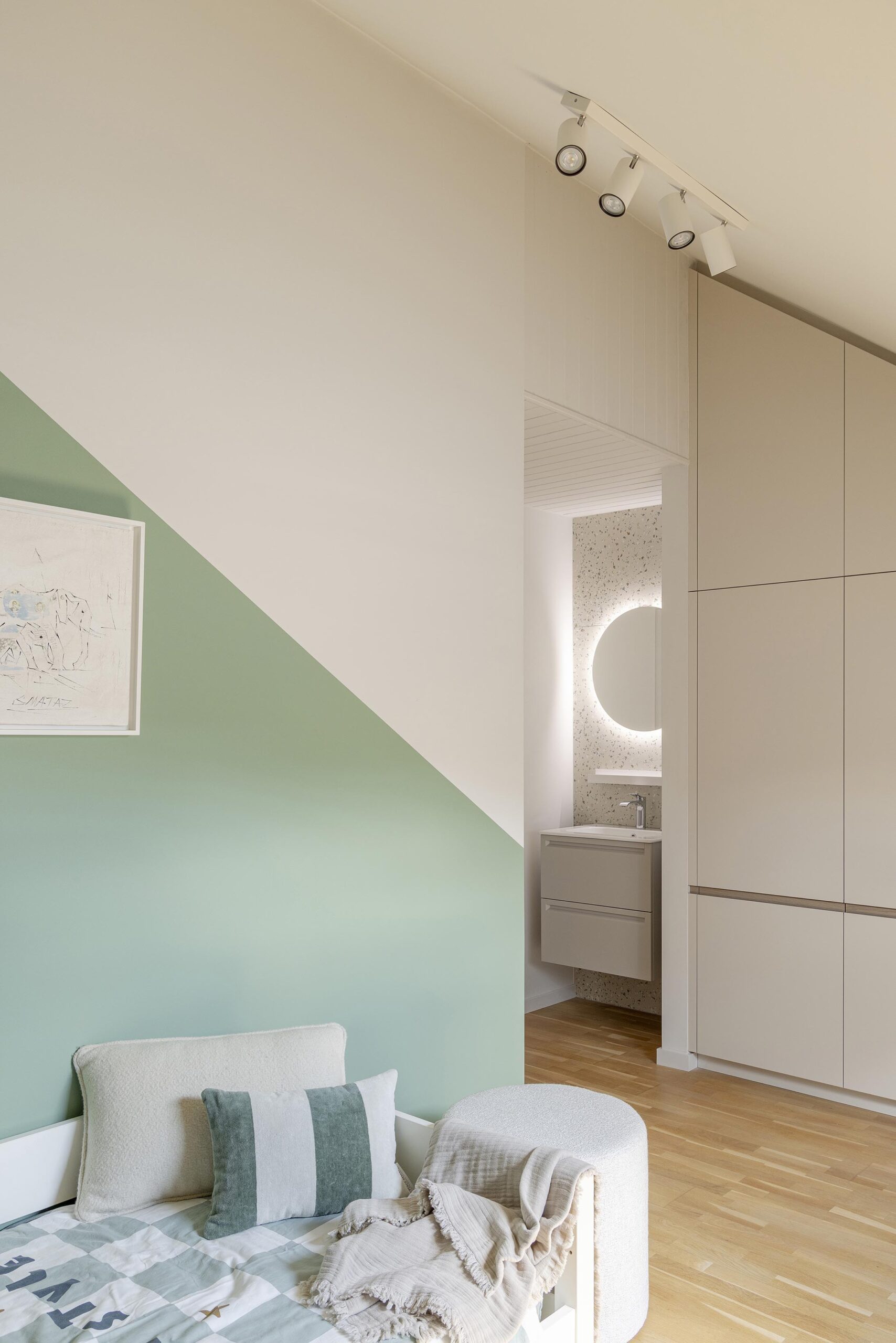 Rénovation intérieure contemporaine d’un hall de nuit, de deux salles de douche et d’une chambre d’enfant, avec volumes optimisés, lumière douce et aménagements fonctionnels haut de gamme