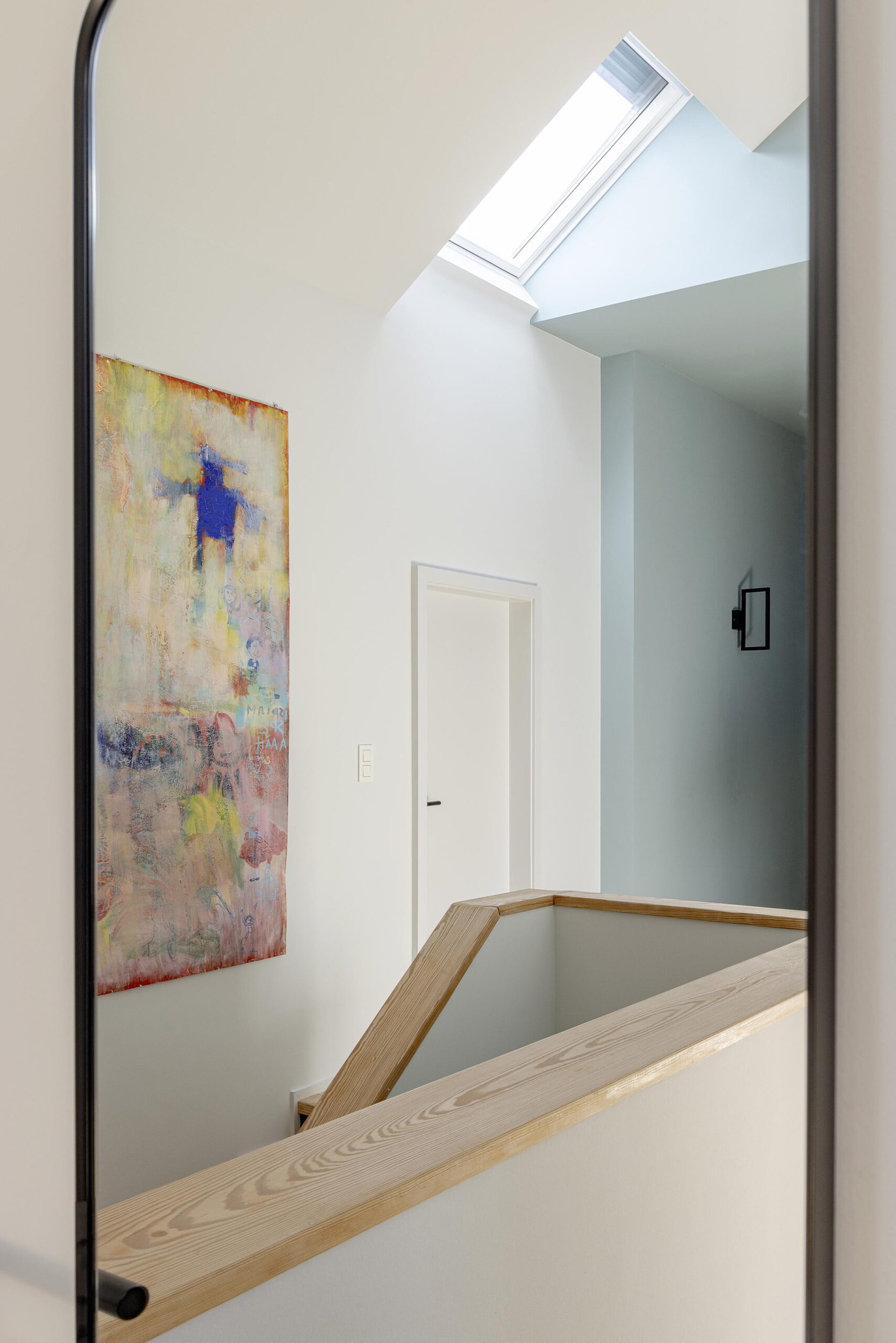 Rénovation intérieure contemporaine d’un hall de nuit, de deux salles de douche et d’une chambre d’enfant, avec volumes optimisés, lumière douce et aménagements fonctionnels haut de gamme