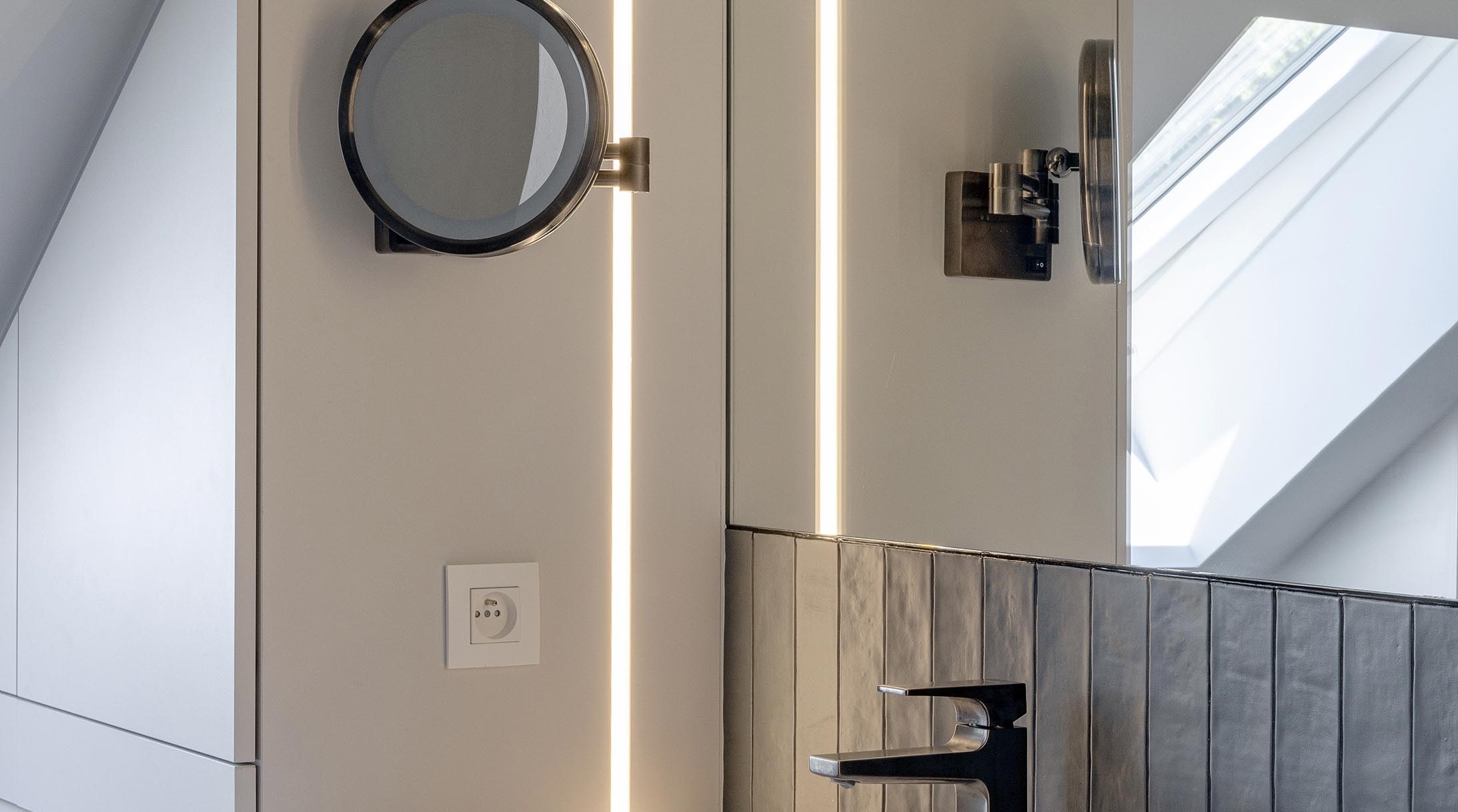 Rénovation intérieure contemporaine d’un hall de nuit, de deux salles de douche et d’une chambre d’enfant, avec volumes optimisés, lumière douce et aménagements fonctionnels haut de gamme