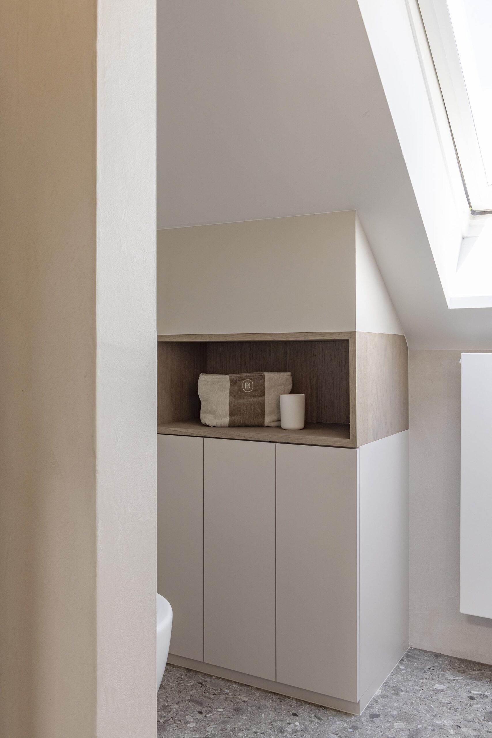 Rénovation intérieure contemporaine d’un hall de nuit, de deux salles de douche et d’une chambre d’enfant, avec volumes optimisés, lumière douce et aménagements fonctionnels haut de gamme