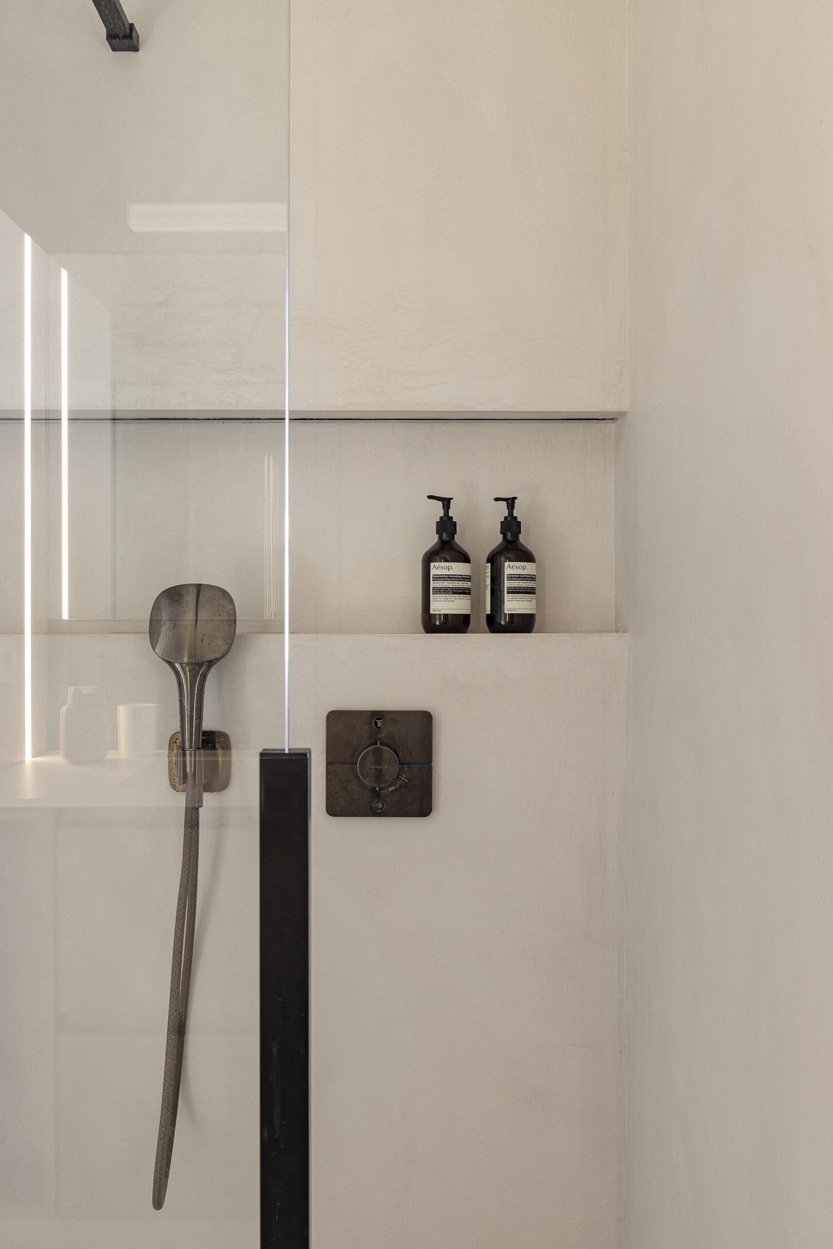 Rénovation intérieure contemporaine d’un hall de nuit, de deux salles de douche et d’une chambre d’enfant, avec volumes optimisés, lumière douce et aménagements fonctionnels haut de gamme