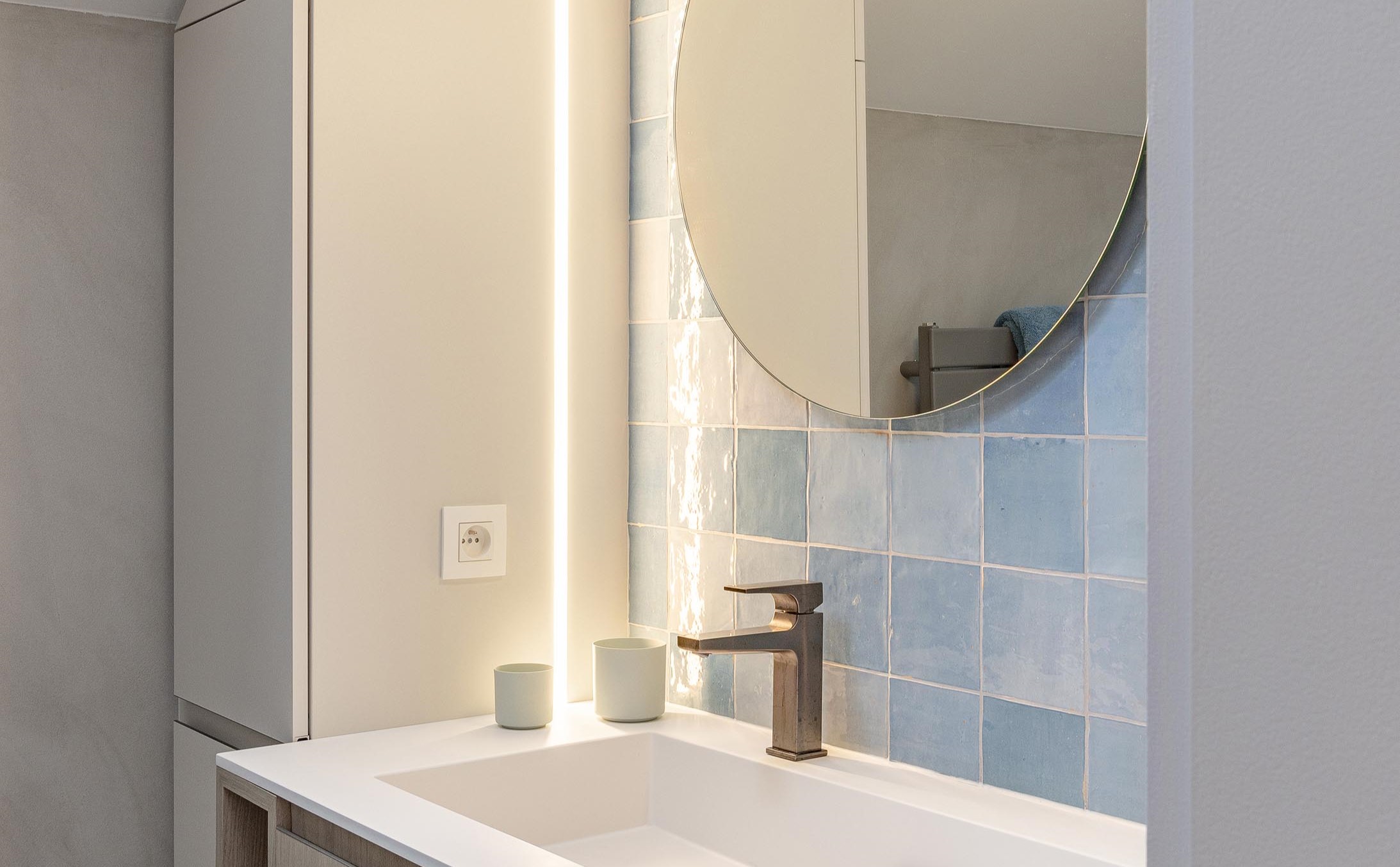 Rénovation intérieure contemporaine d’un hall de nuit, de deux salles de douche et d’une chambre d’enfant, avec volumes optimisés, lumière douce et aménagements fonctionnels haut de gamme
