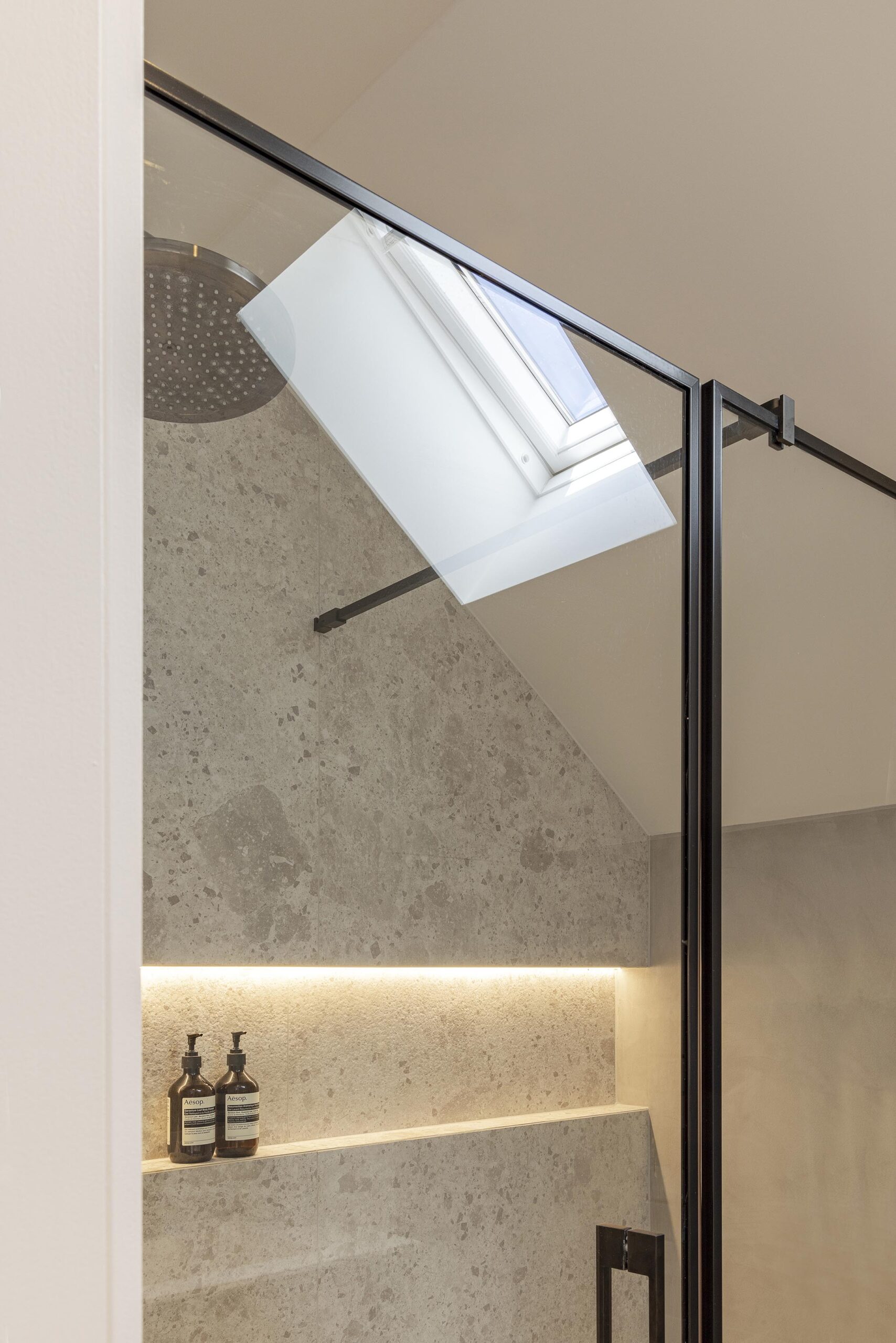 Rénovation intérieure contemporaine d’un hall de nuit, de deux salles de douche et d’une chambre d’enfant, avec volumes optimisés, lumière douce et aménagements fonctionnels haut de gamme