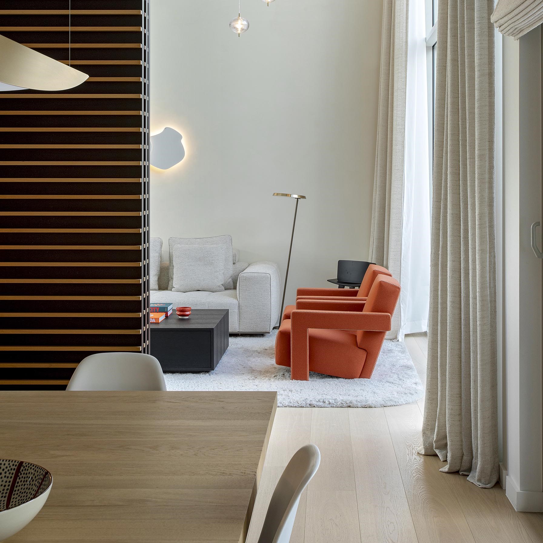 salon contemporain fauteuils oranges