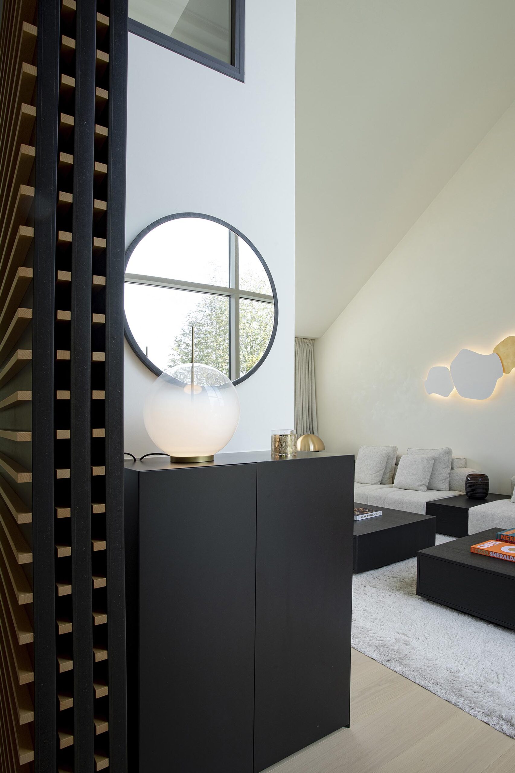 meuble noir contemporain salon, lampe et miroir