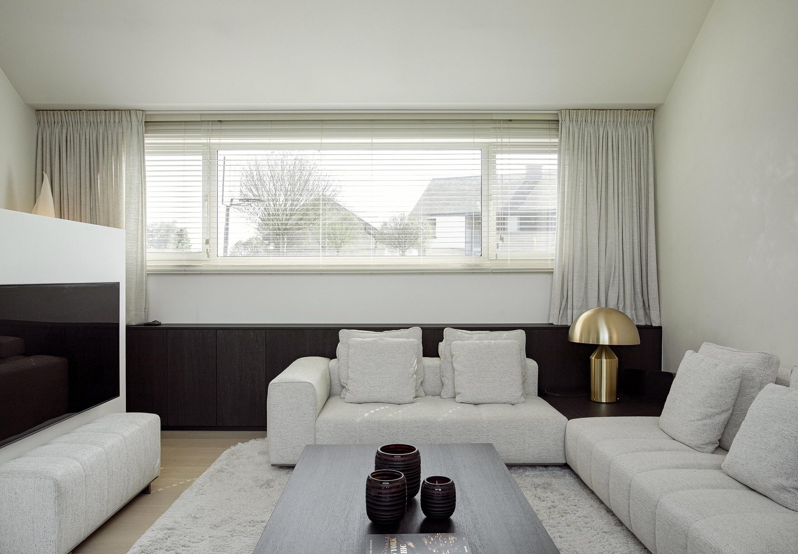 Salon contemporain beige lampe dorée