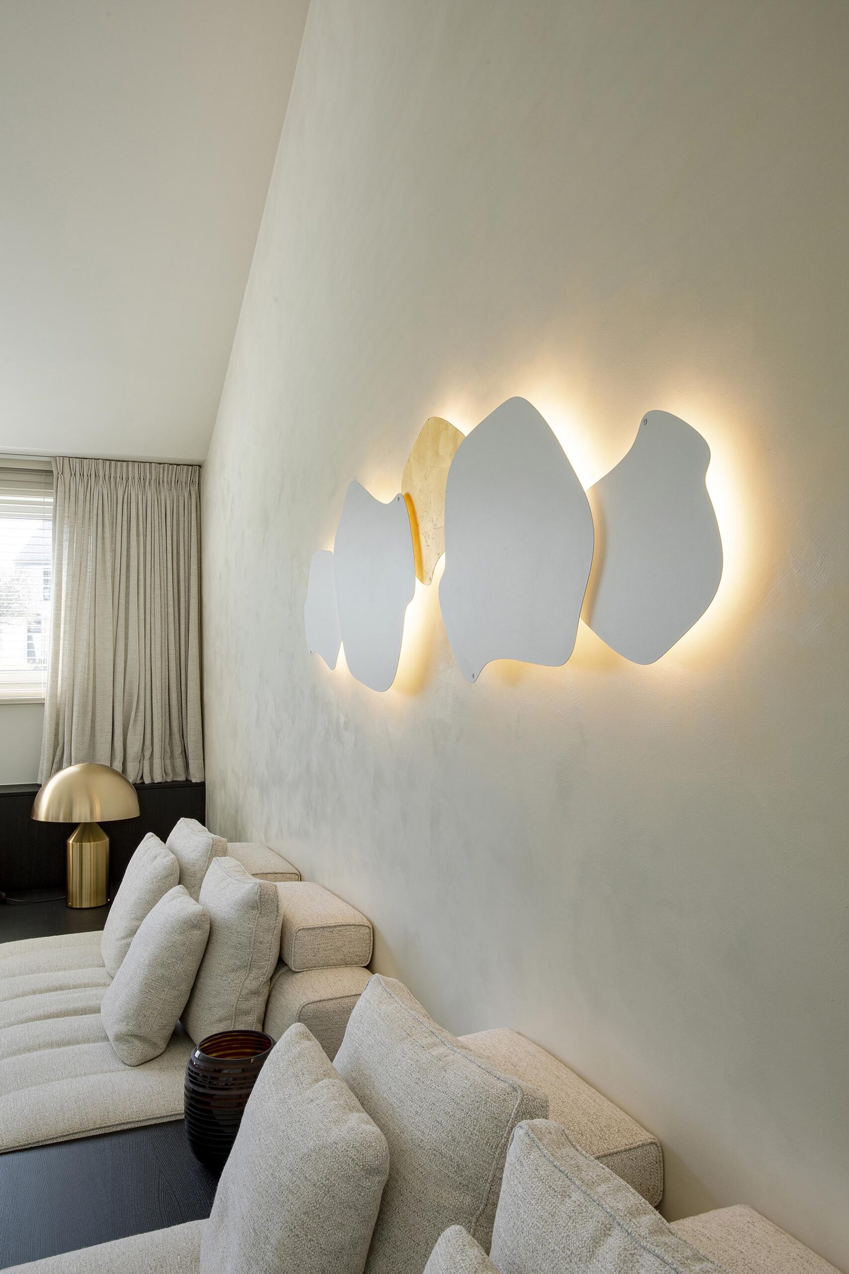 Salon contemporain haut de gamme avec applique murale organique