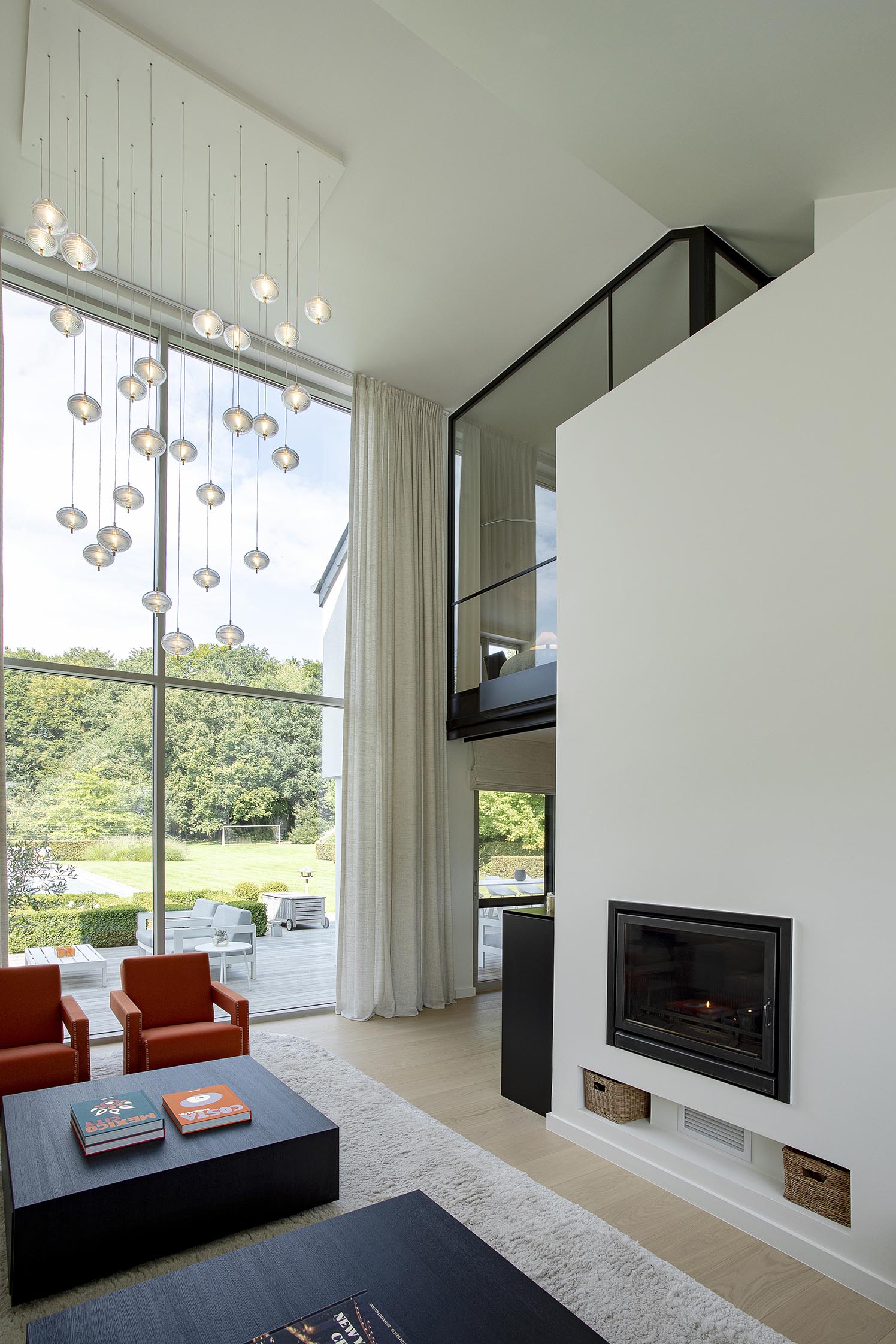 salon contemporain, suspension boules, foyer encastré moderne