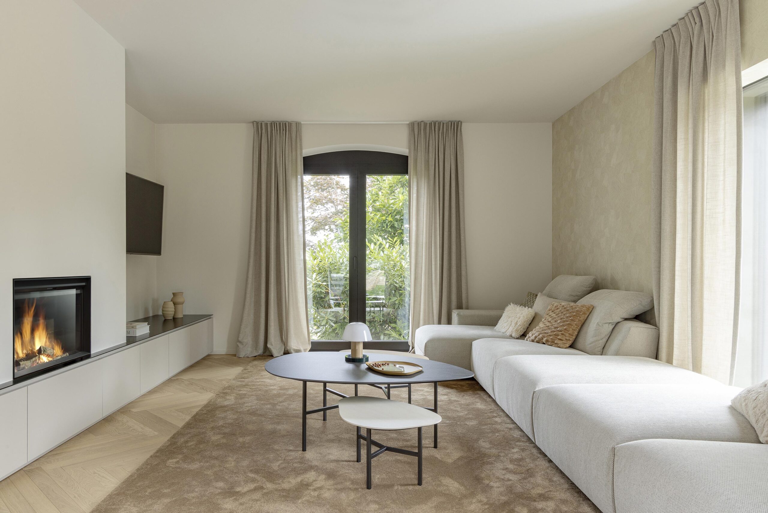 salon contemporain avec foyer sur mesure