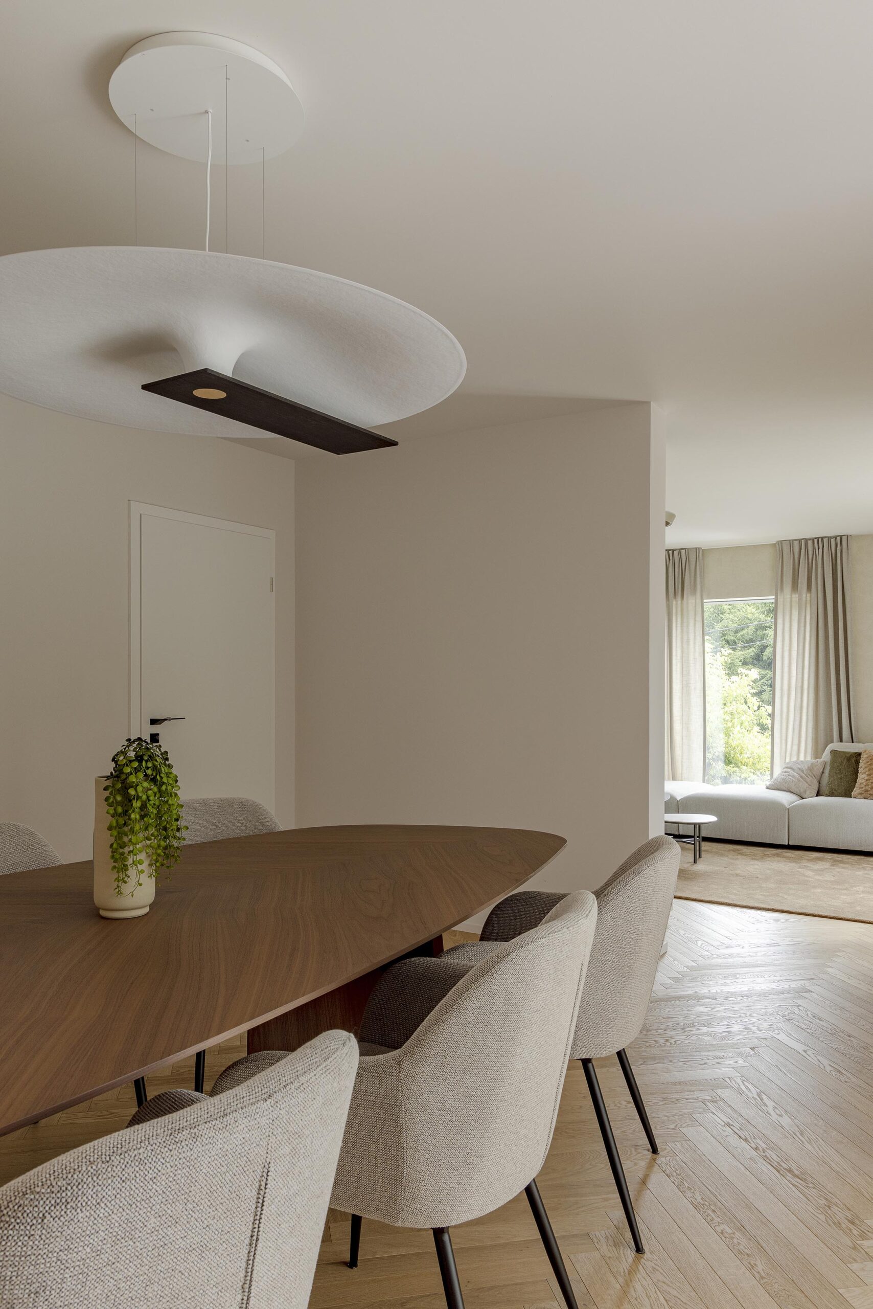 salle a manger contemporaine table noyer et chaises tissus