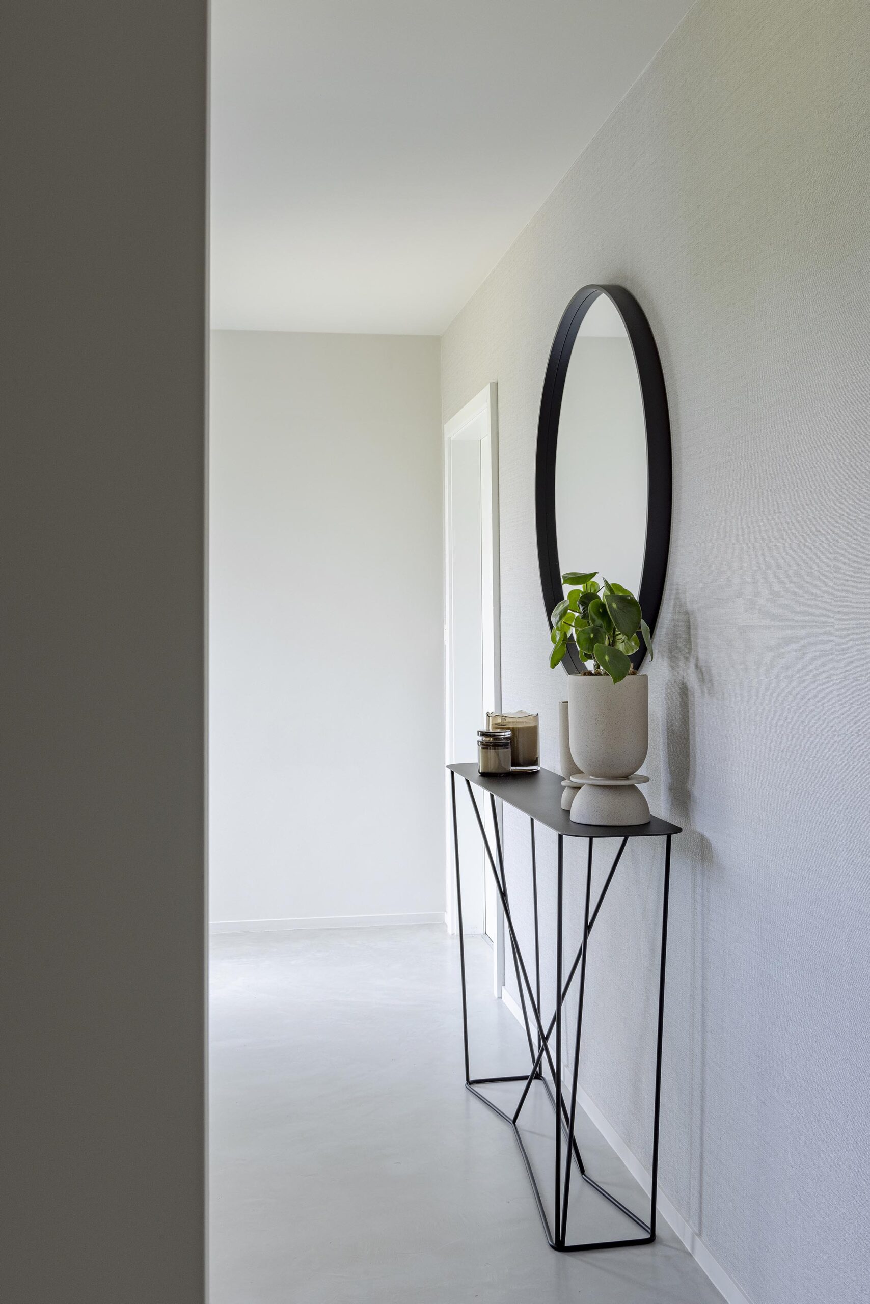 hall épuré, console métal noire miroir