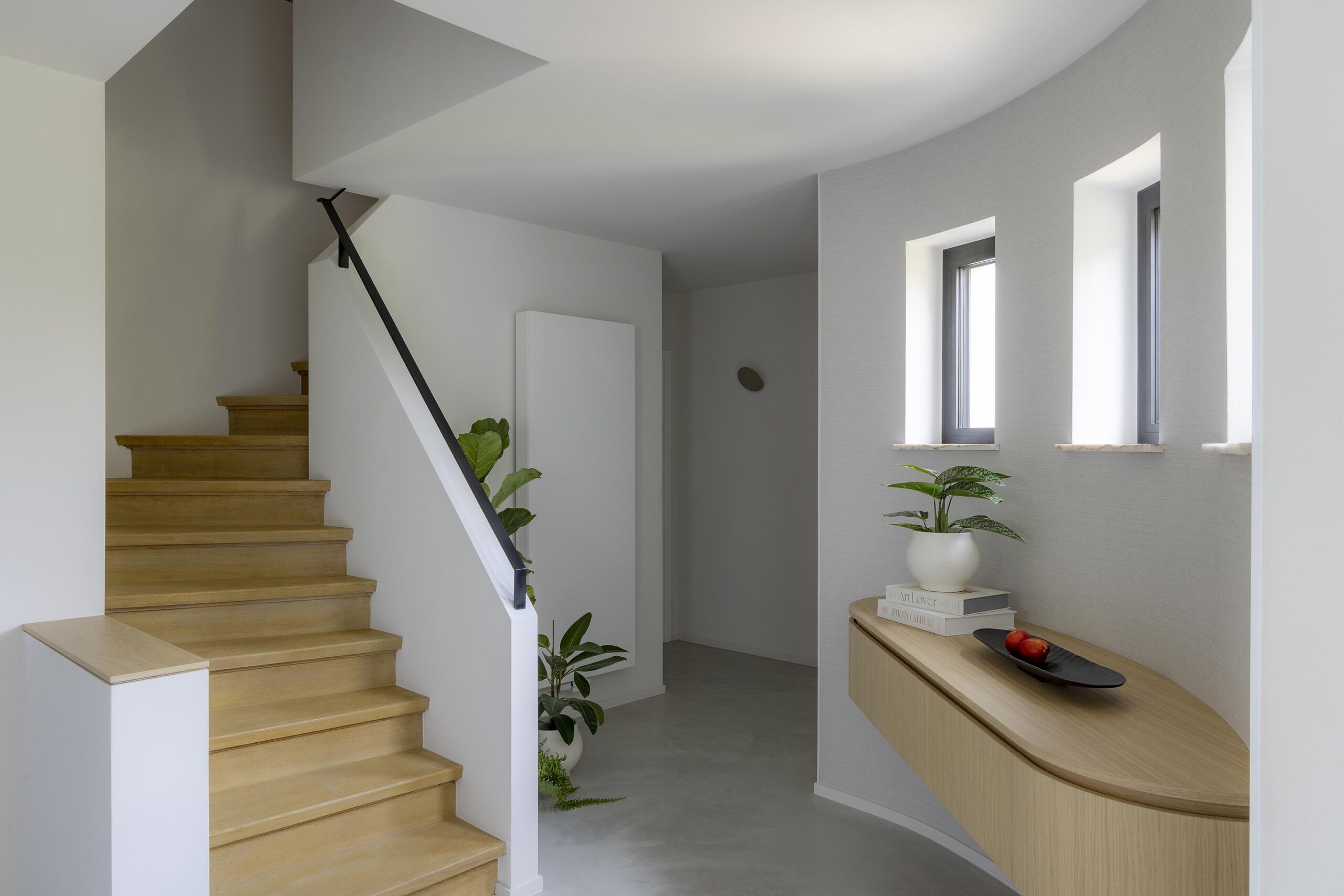 hall d entree moderne, escalier bois et meuble bois sur mesure