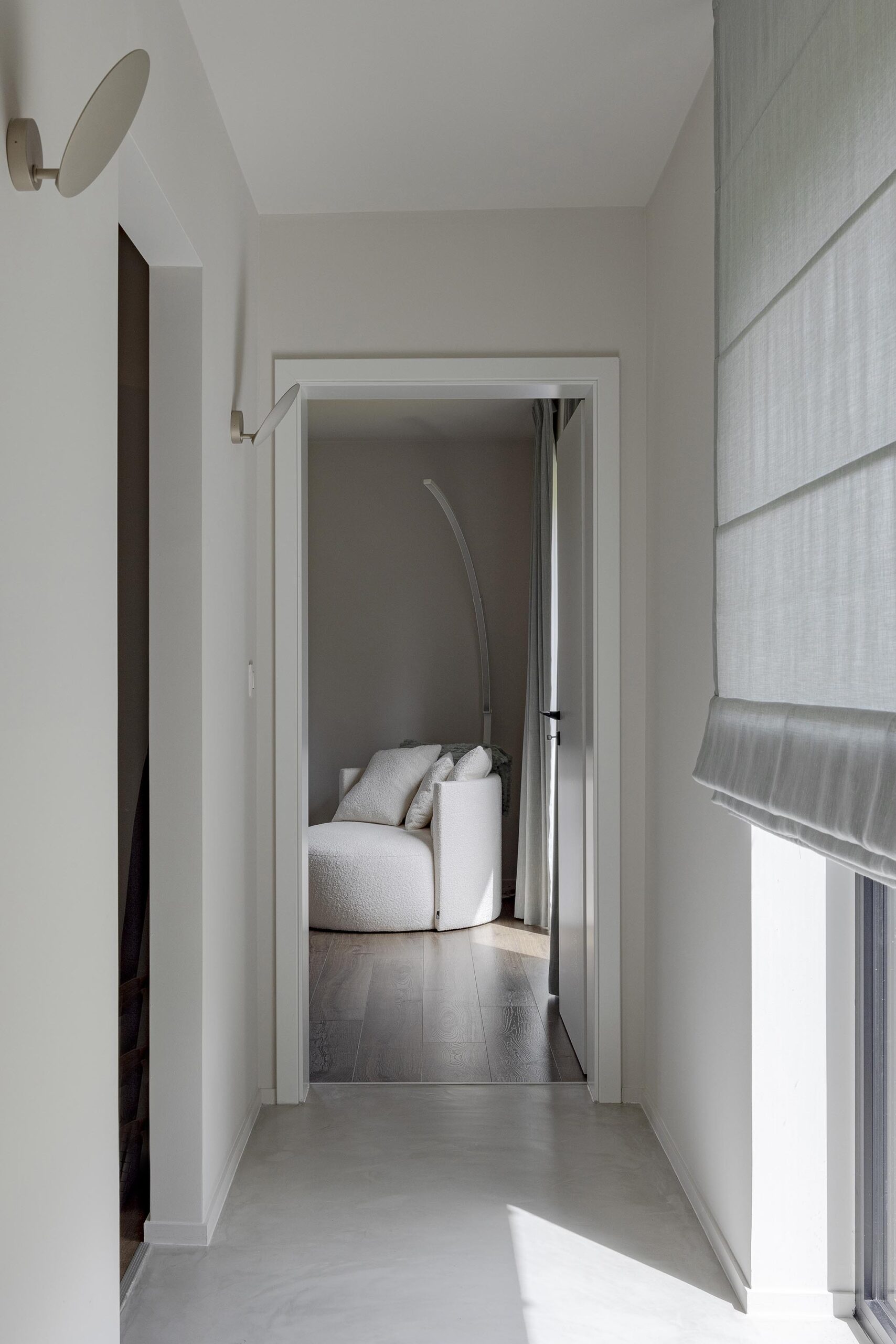Chambre parentale contemporaine avec mobilier sur mesure, éclairage feutré et habillages de fenêtres élégants, dans une atmosphère douce, intime et haut de gamme
